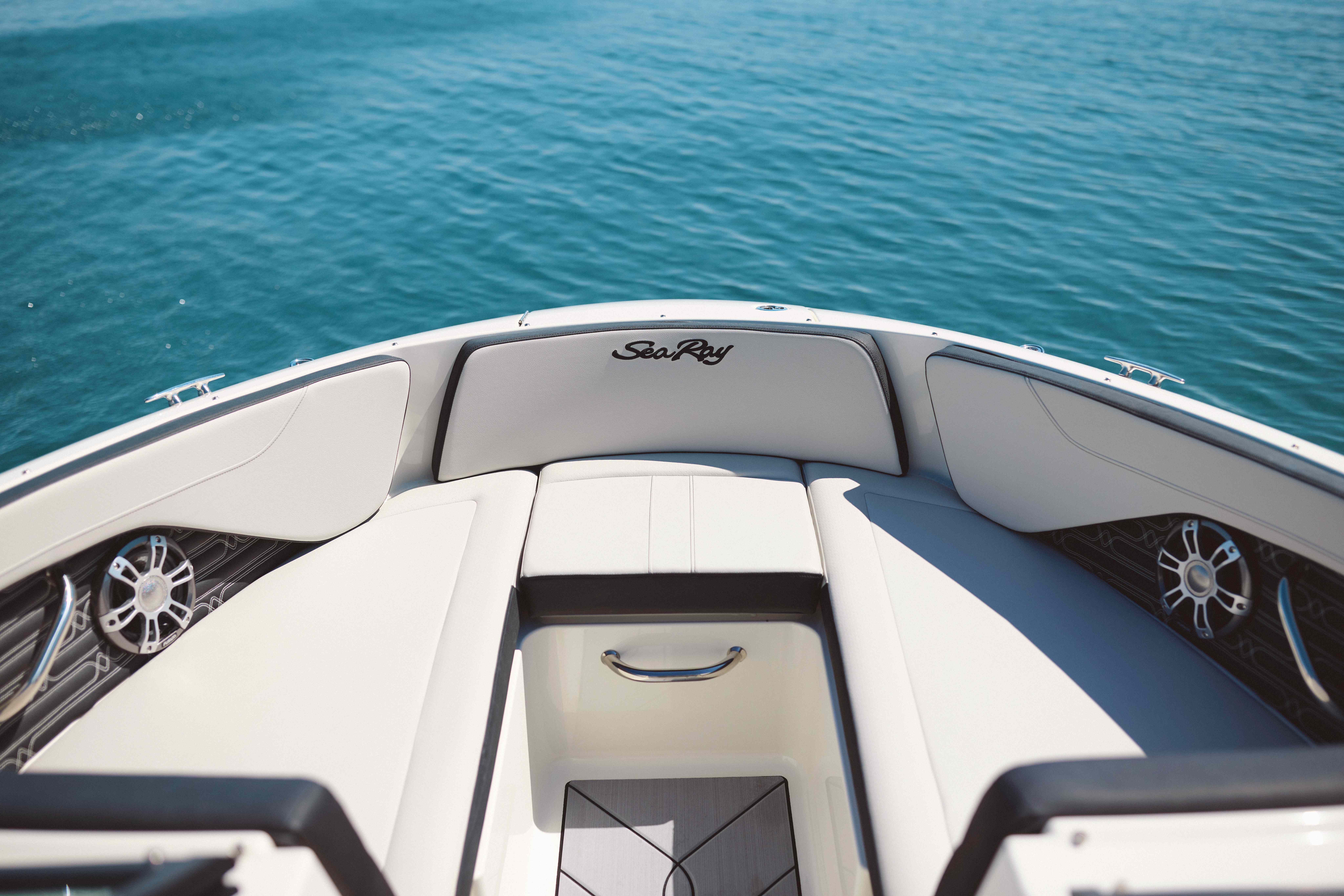 sea-ray-210-spoe-mit-auáenbordmotor