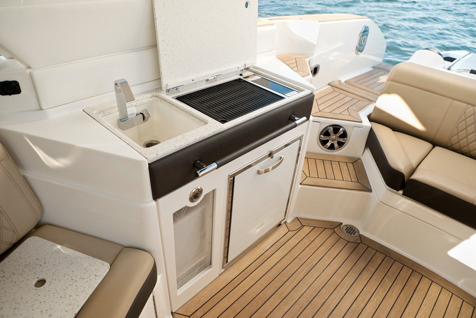sea-ray-350-sxo-cockpit-motorboot-boote-gruehn