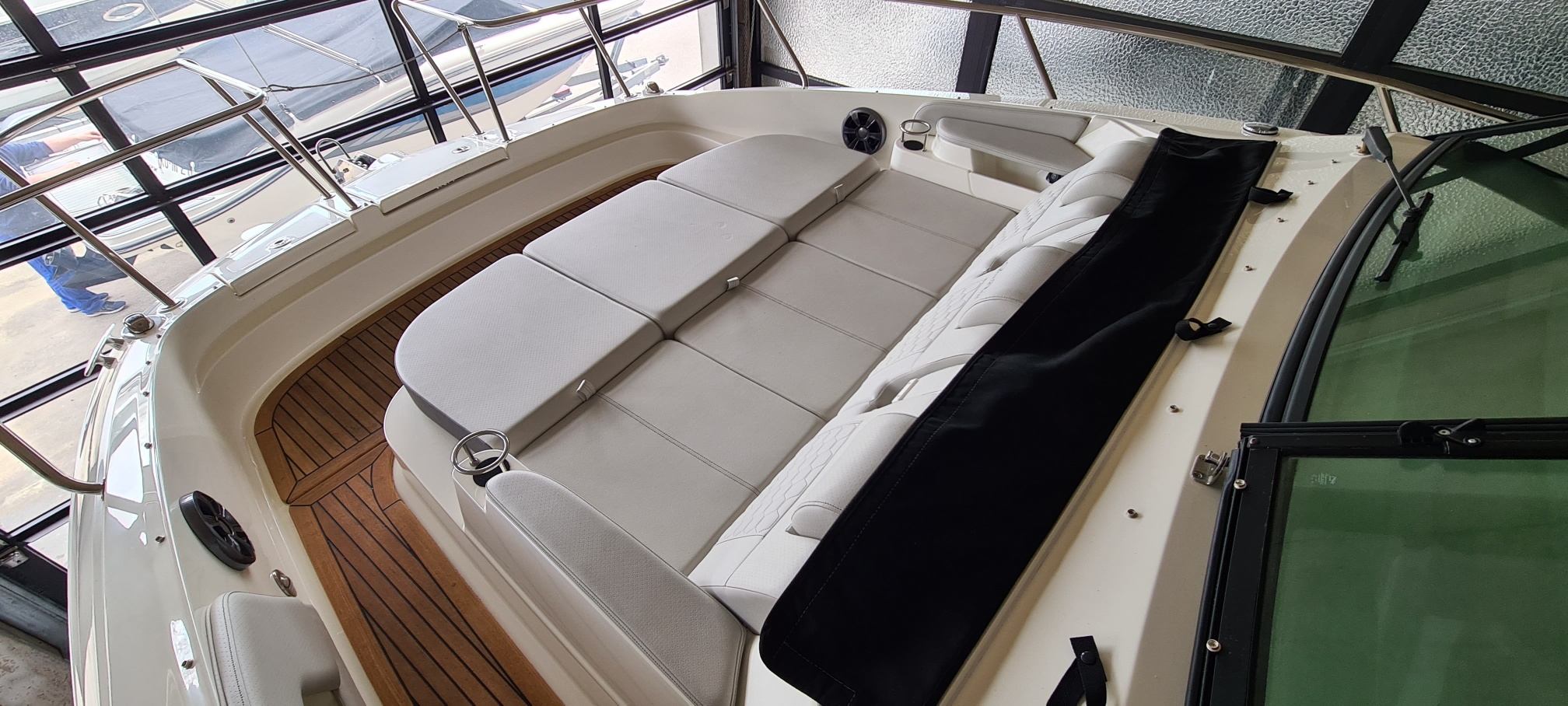 sea-ray-320-sundancer-sonnenliege-motorboot