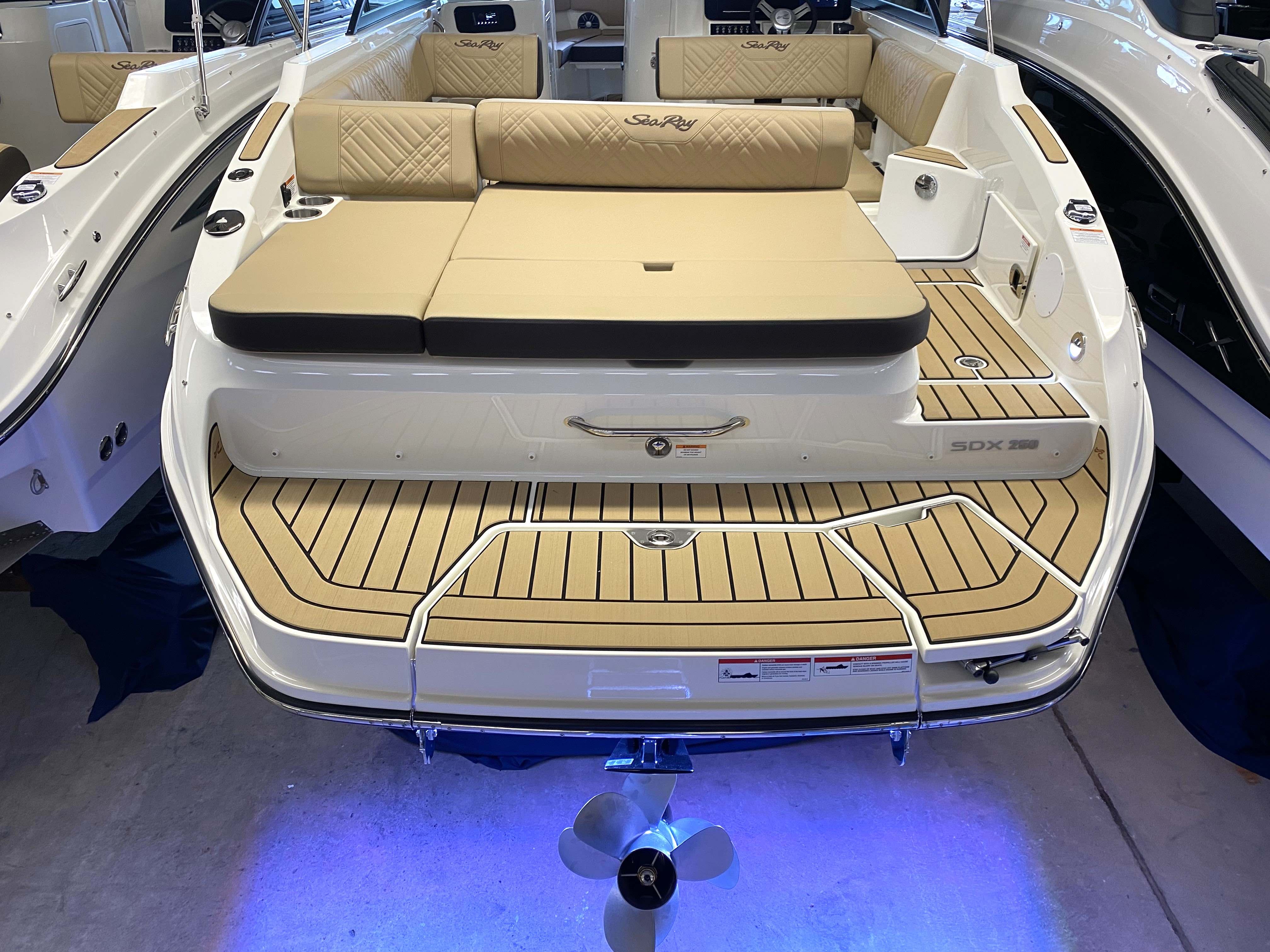 sea-ray-250-sdxe-modell-2026-neu-gruehn-koblenz-unterwasserschifffbeleuchtung