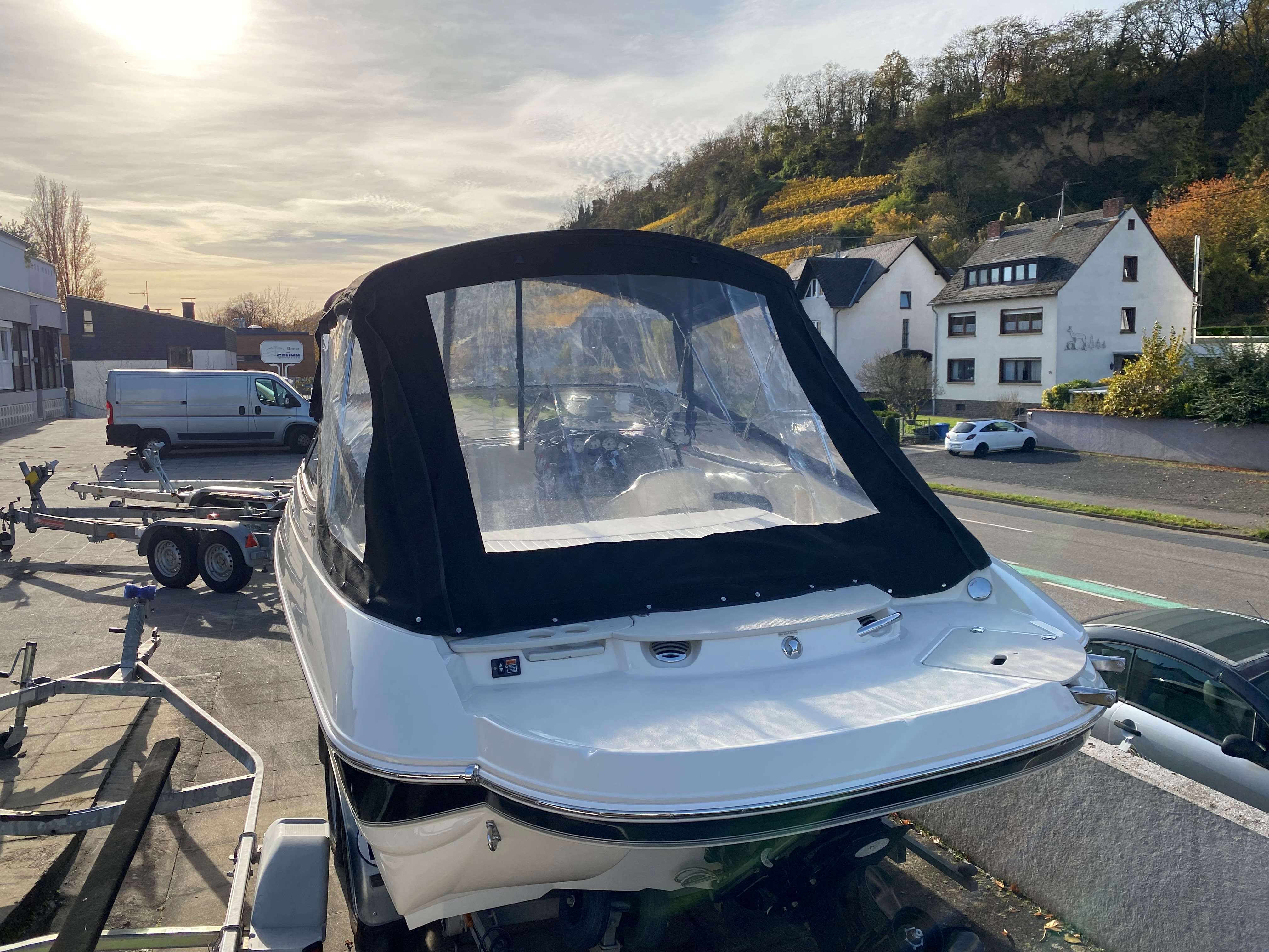 stingray-gruehn-208-motorboot-camperverdeck-badeplattform