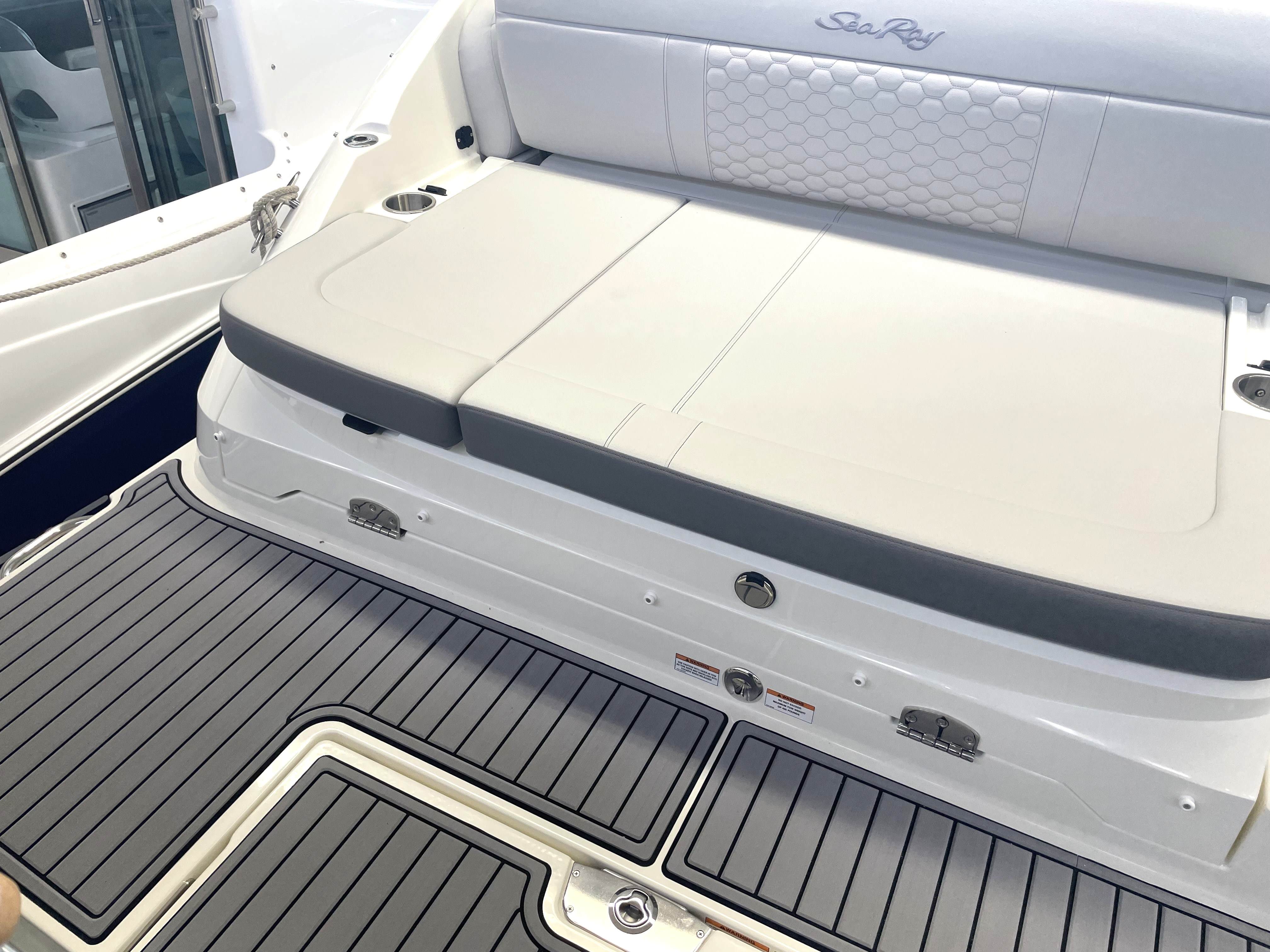 sea-ray-260-sdxe-sundeck-mercruiser