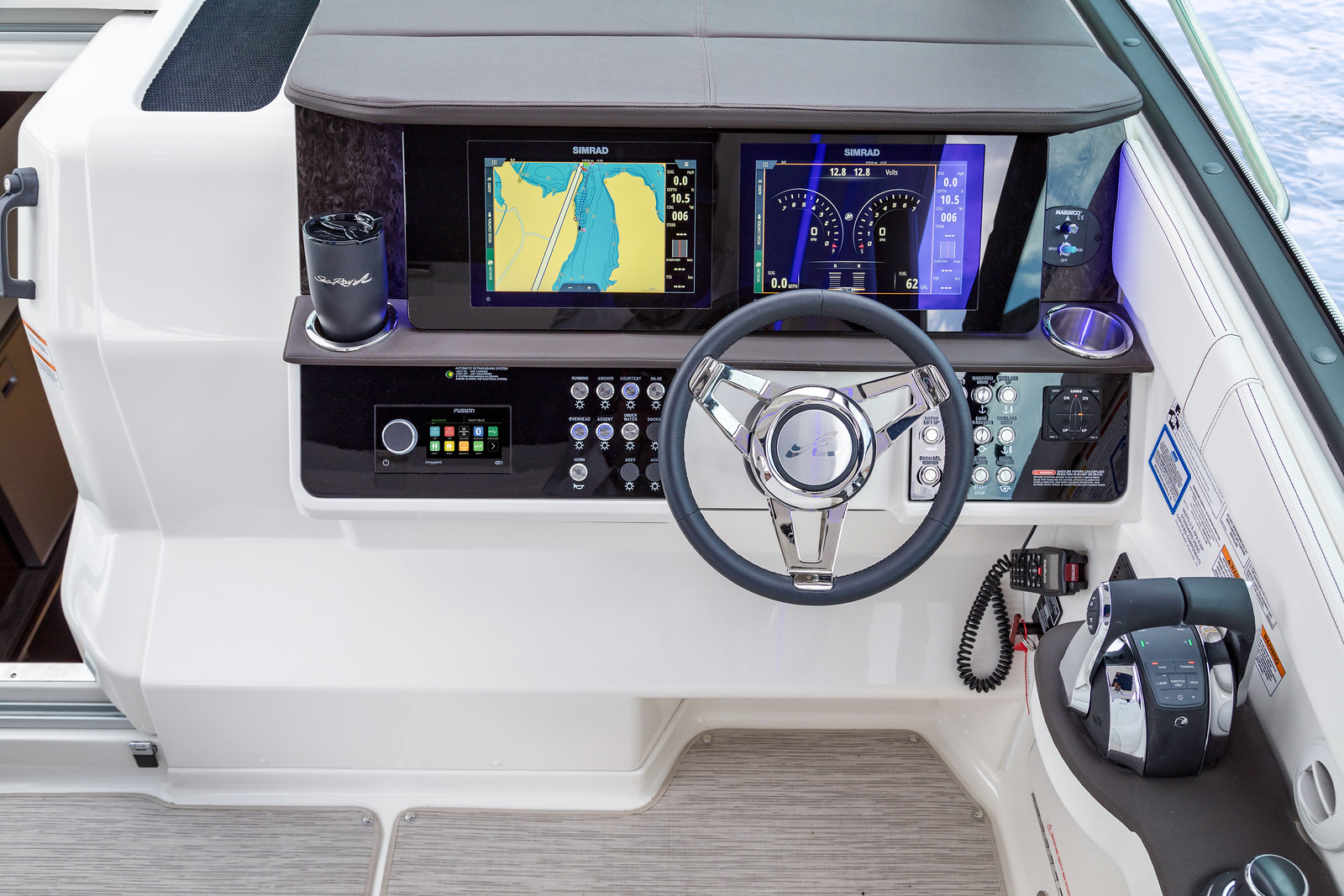 sea-ray-320-sundancer-steuerstand-sportboot