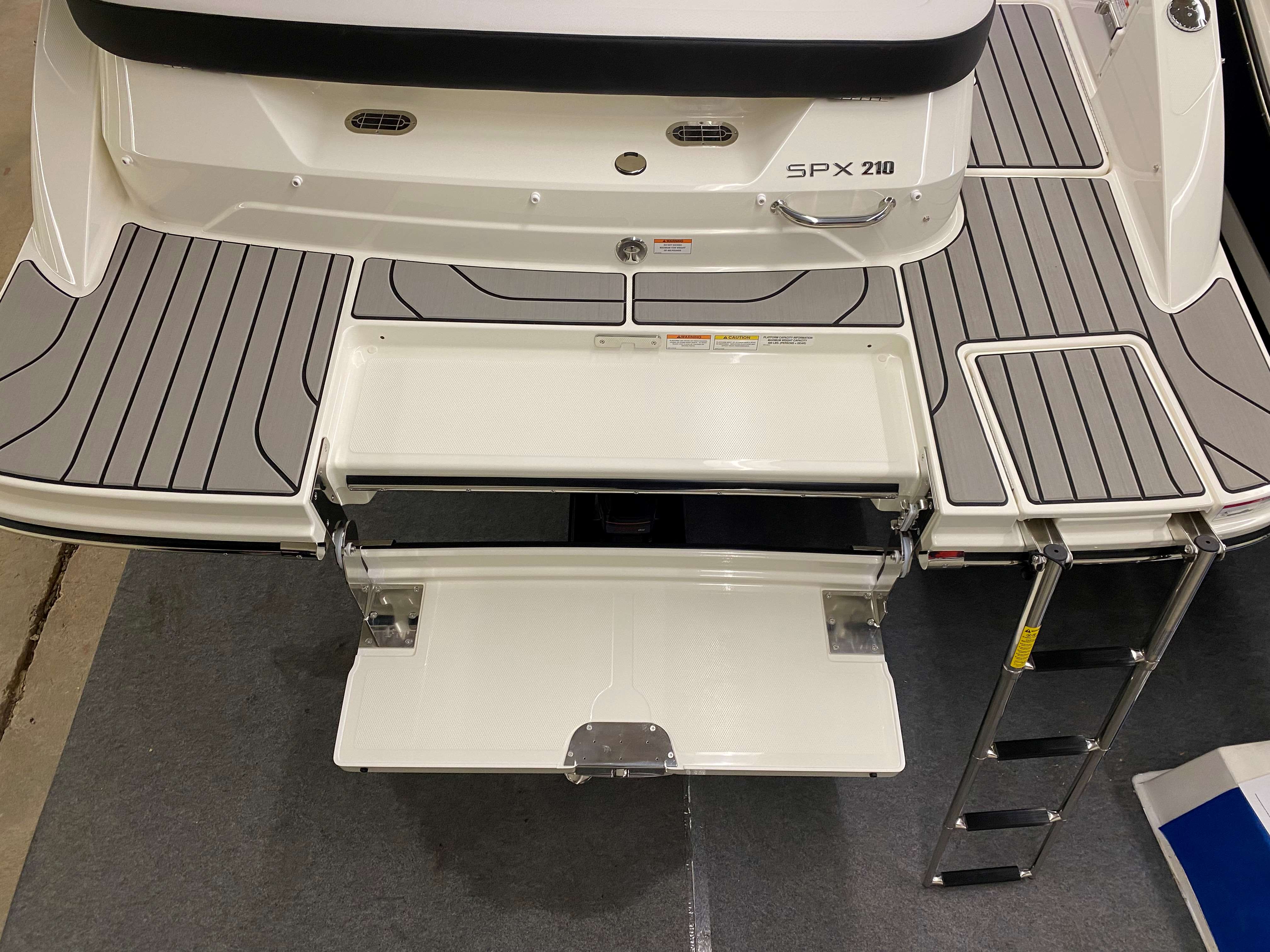 sea-ray-210-spxe-gruehn-wassersportzentrum-manuelle-unterwasserbadeplattform-teleskop-badeleiter