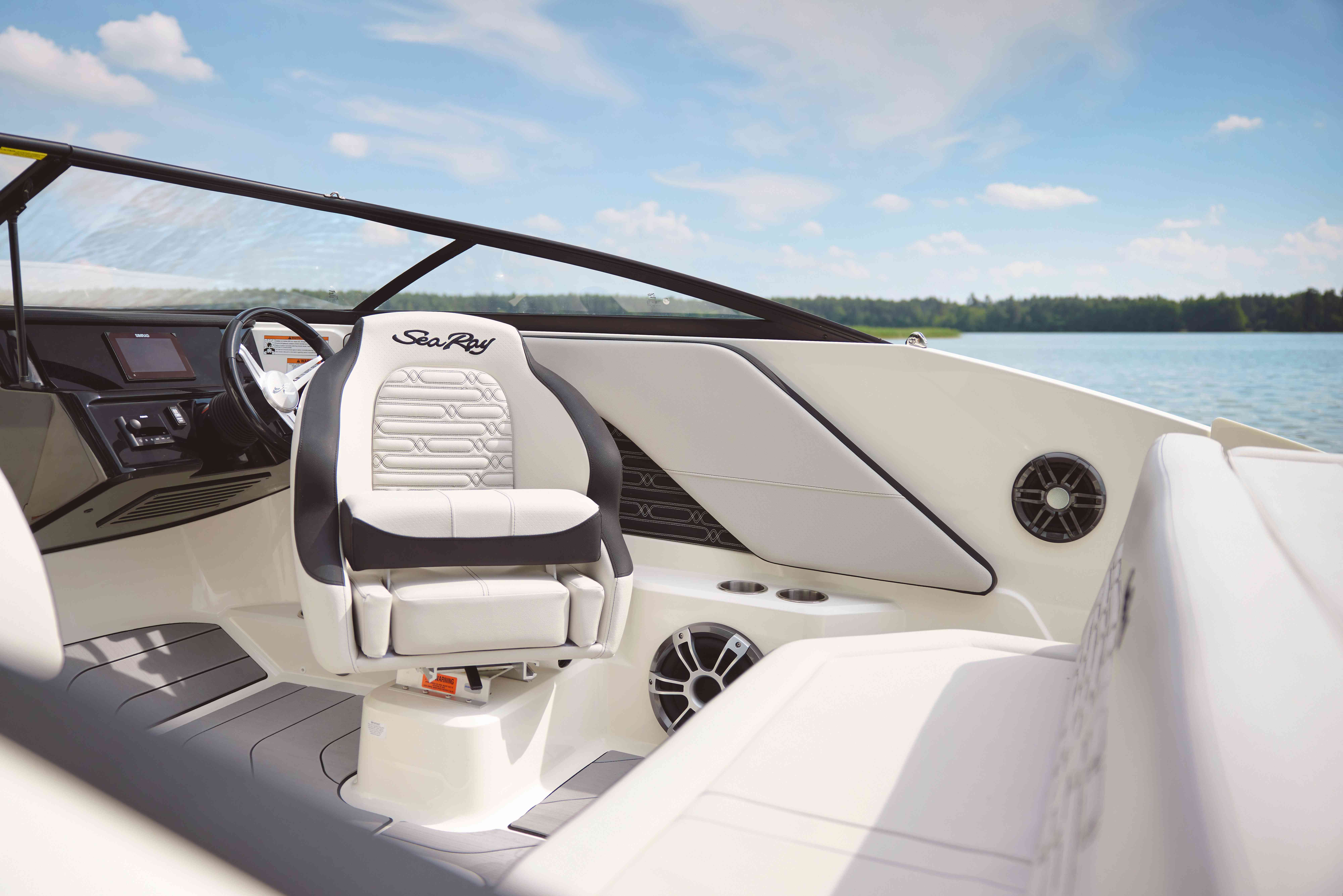 sea-ray-190-spoe-innenraum-weiss