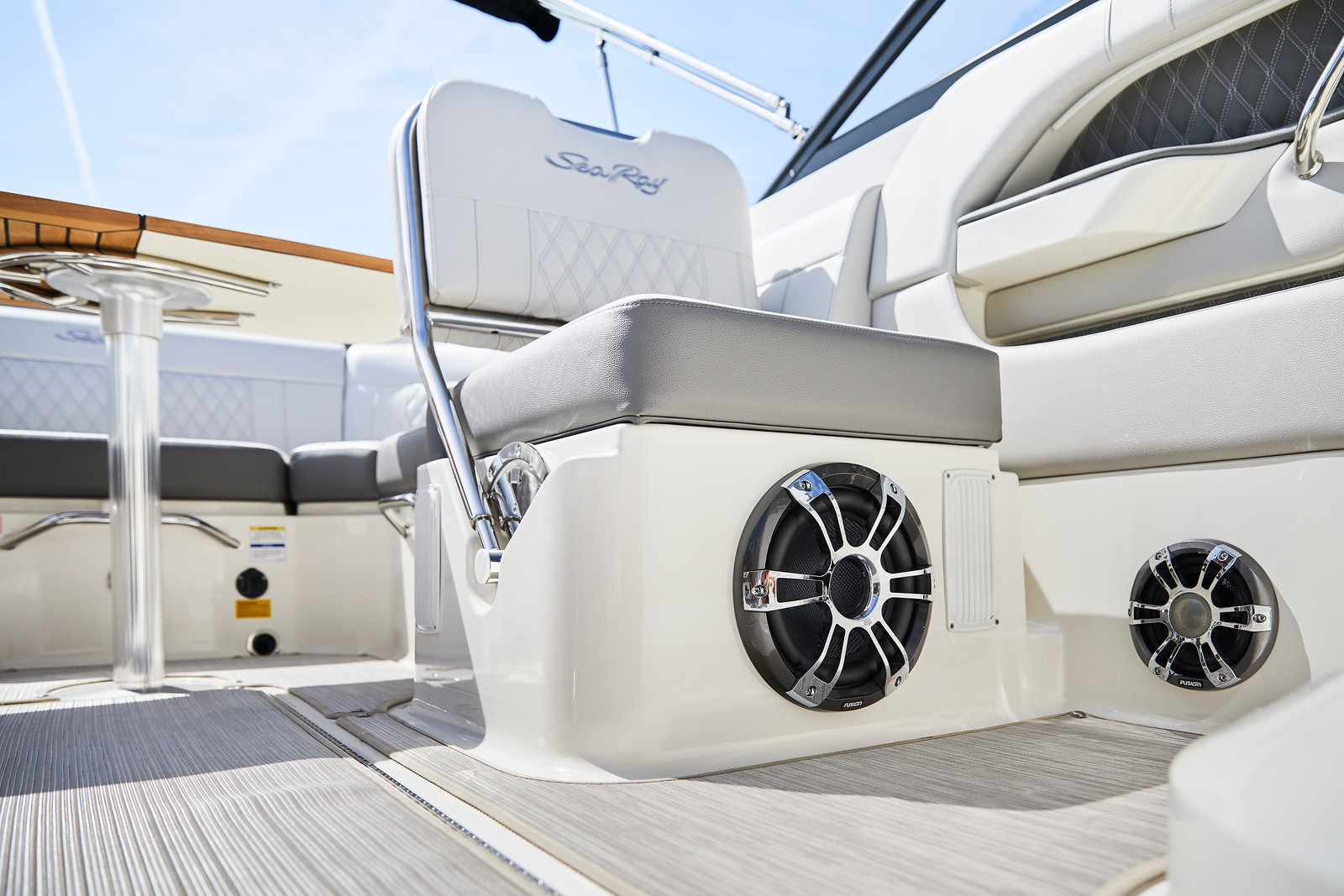sea-ray-250-slxe-cockpit-lautsprecher