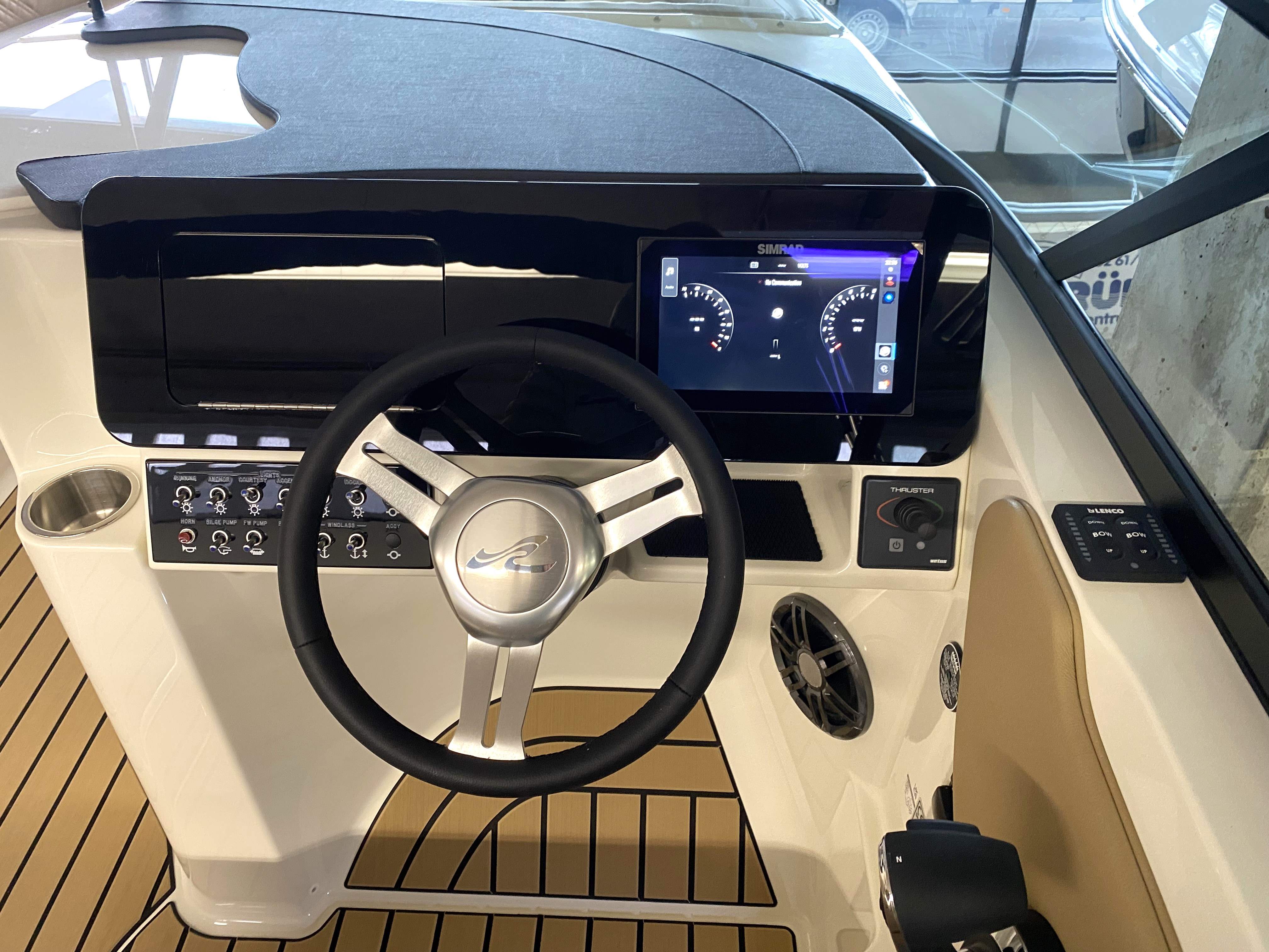 sea-ray-simrad-250-sdxe-2026-fusion-bugstrahlruder-bowtrhuster-amaturen