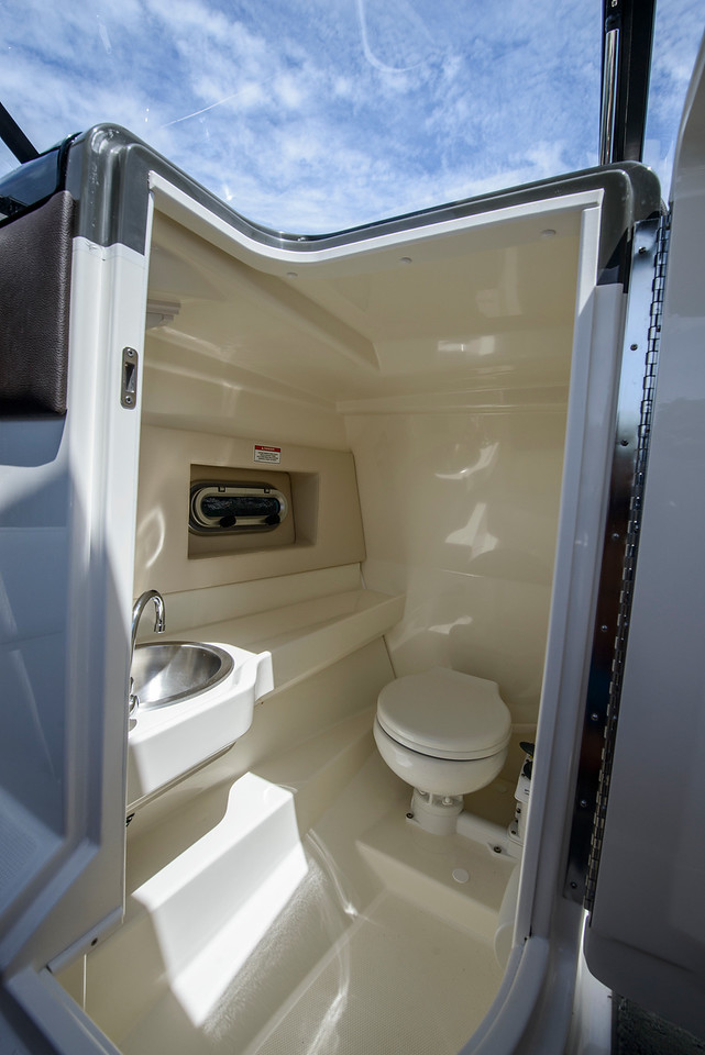 sea-ray-250-slxe-Toilettenkabine