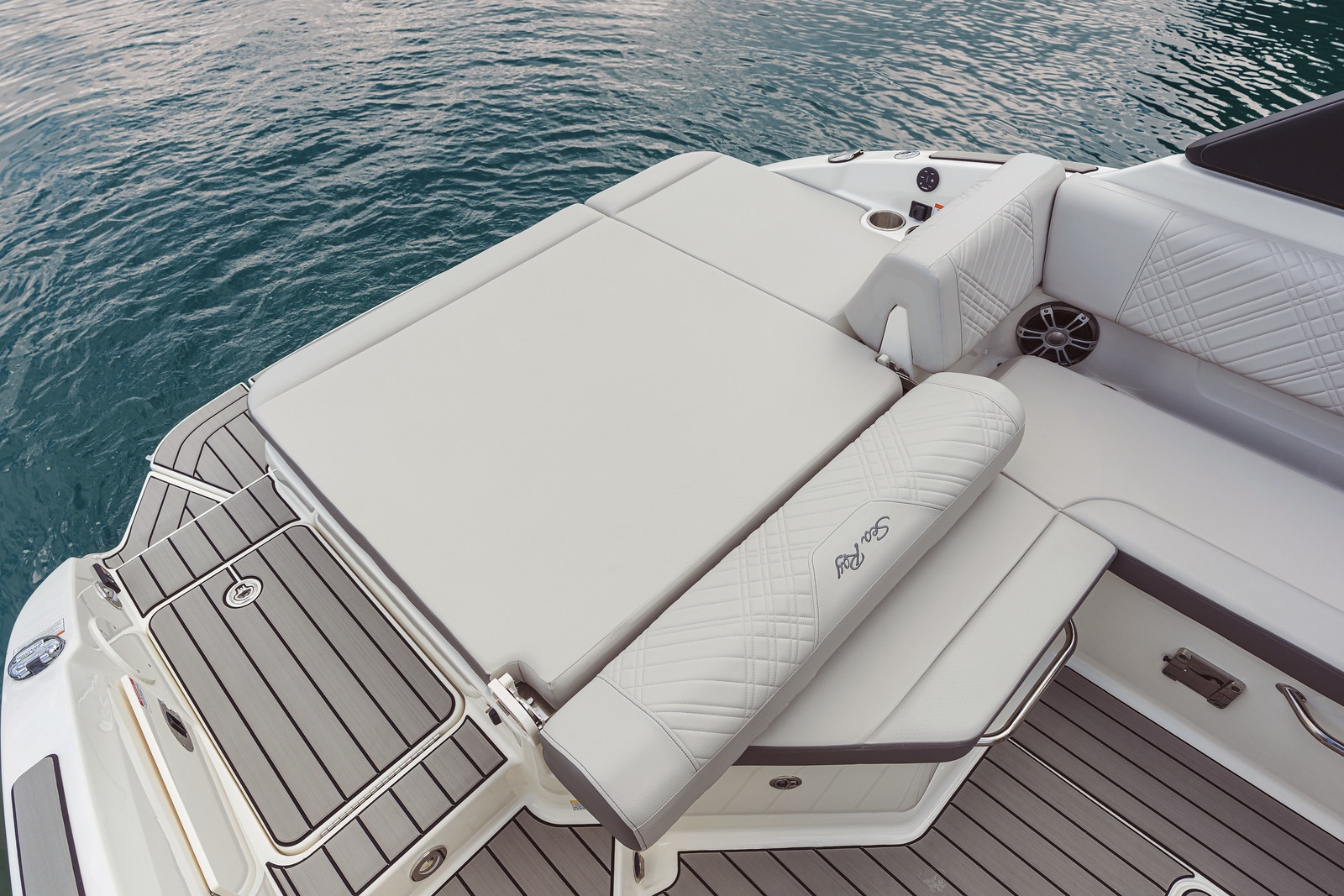 sea-ray-250-stone-seadeck-leder-weiá-cream-sonnenliege
