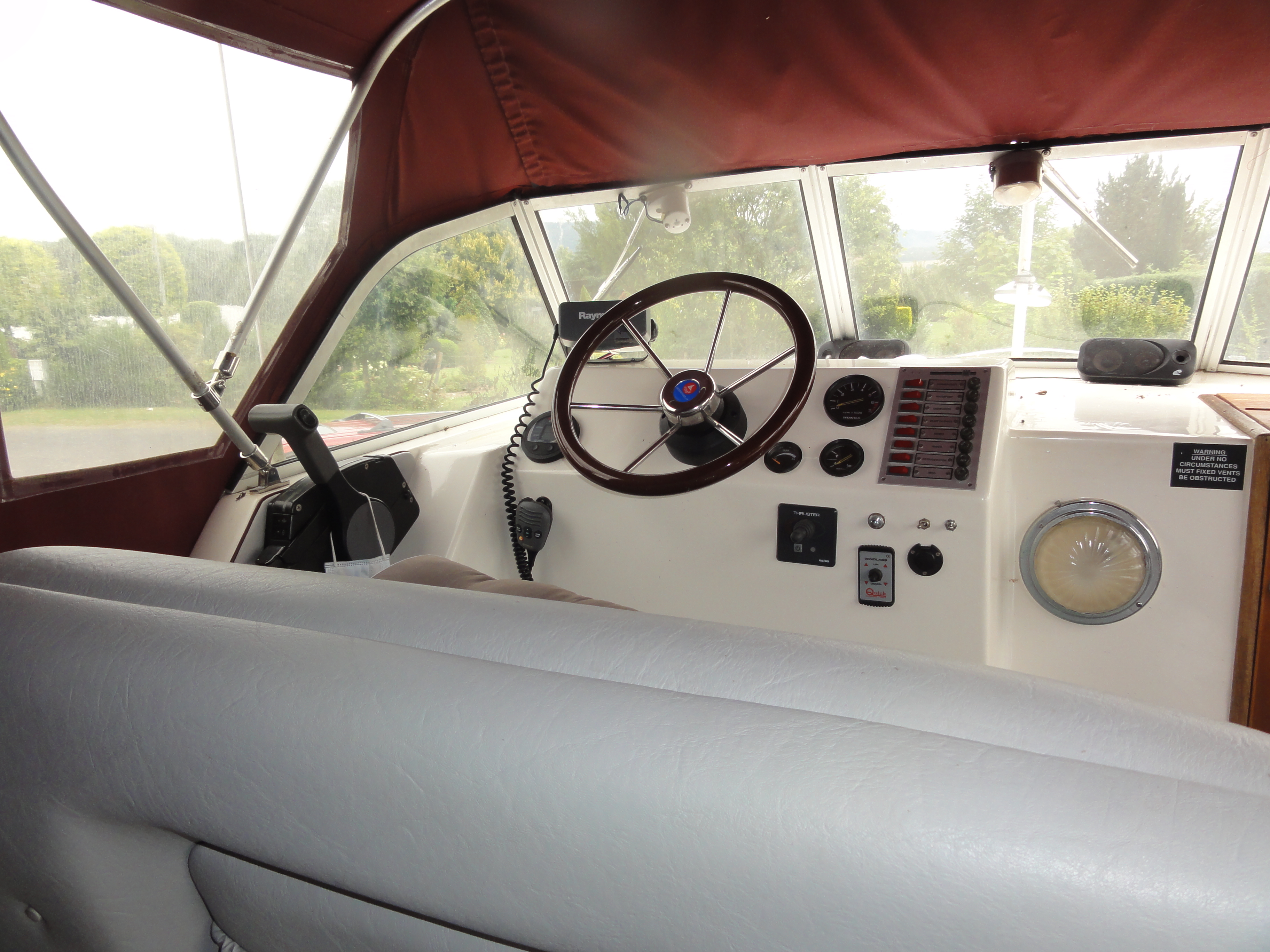 Viking-22-gebrauchtes-Motorboot-Cockpit