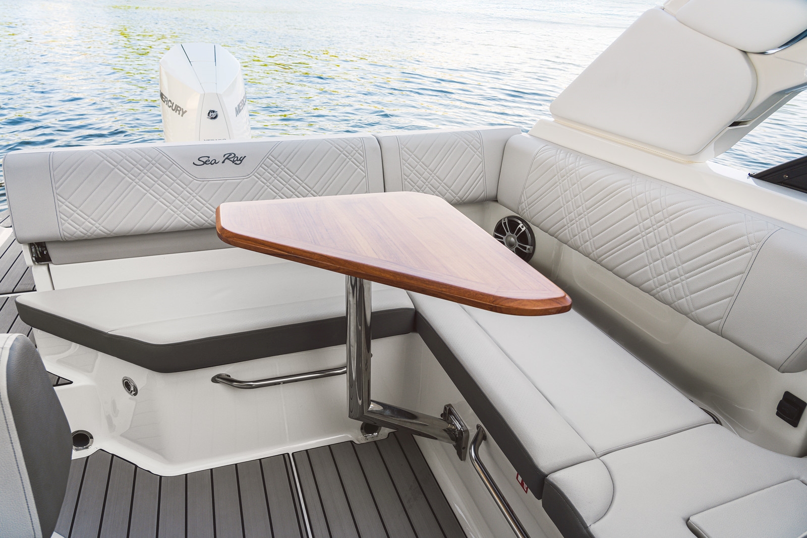 sea-ray-stone-seadek-230-sdoe-mercury-2026-gruehn-wassersportzentrum