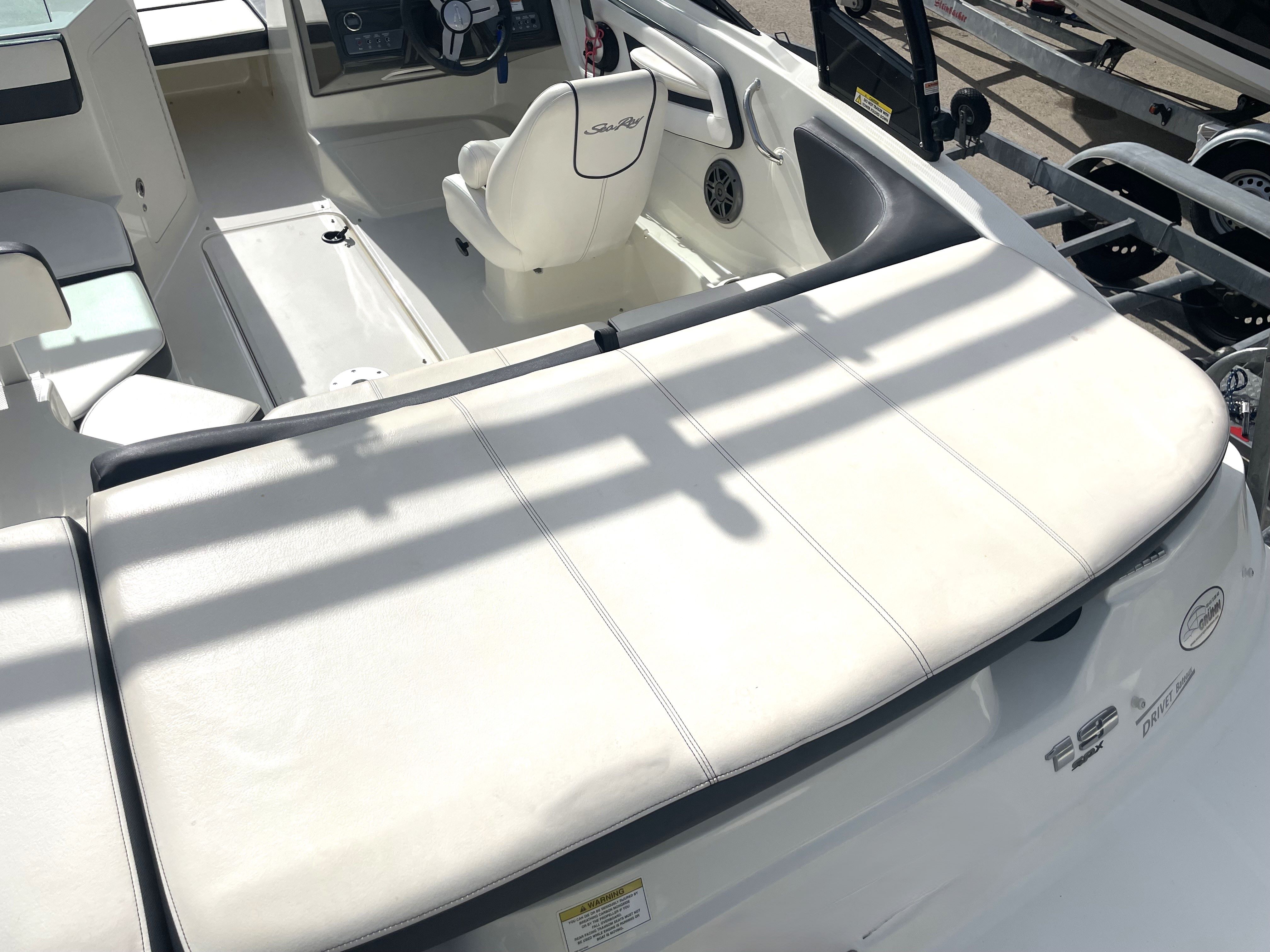 sea-ray-190-spxe-groáe-sonnenliege