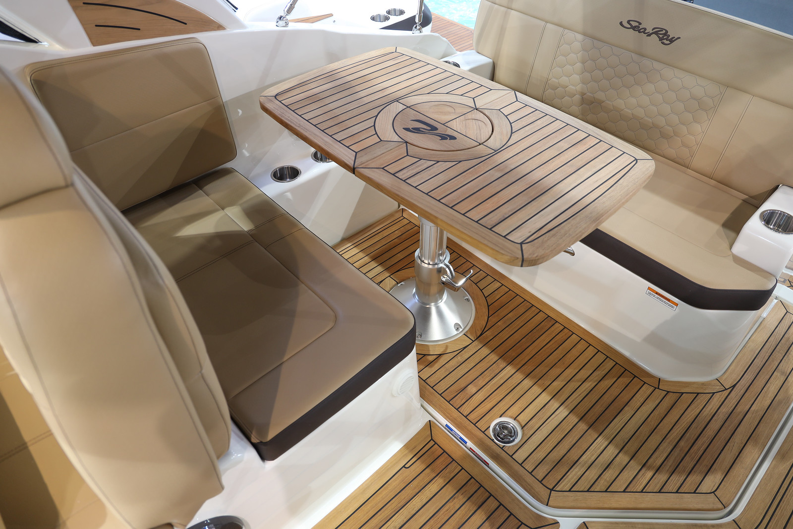 sea-ray-265-sundancer-cockpit-boote-gruehn