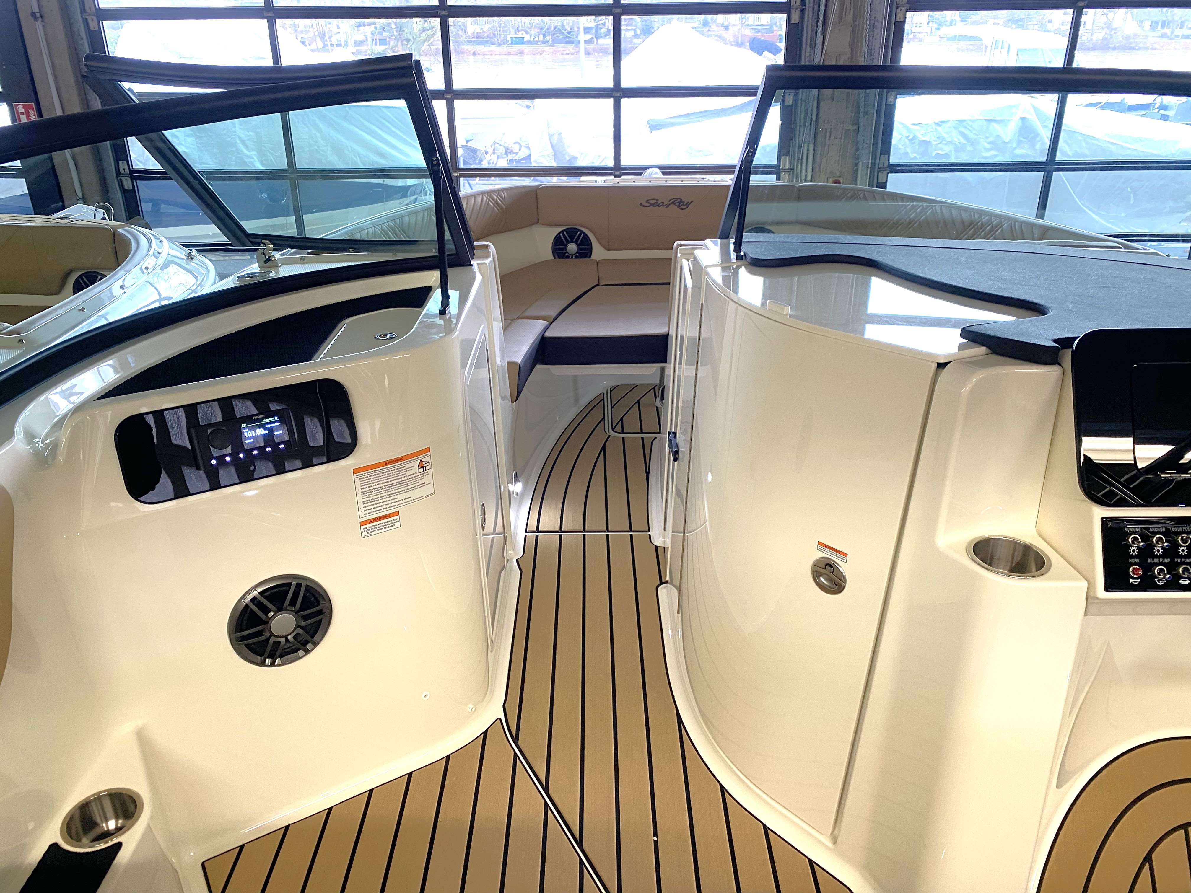 sea-ray-250-sdxe-koblenz-wassersportzentrum-2026-seadek-fusion-bluthoth-radio-kabine