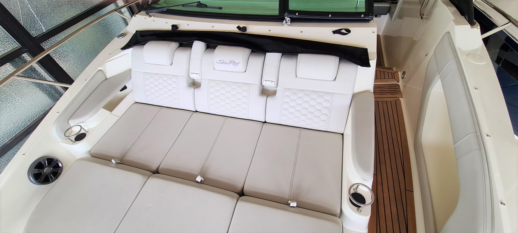 sea-ray-320-sundancer-sonnenliege-motorboot-kabinenboot