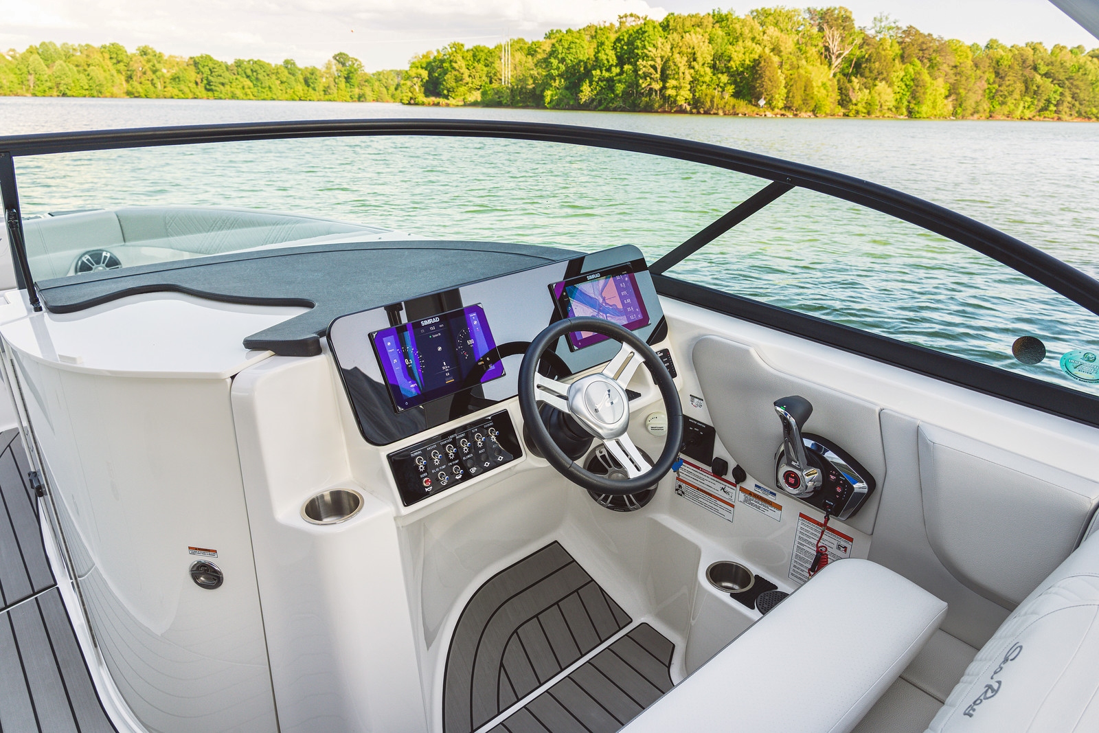 sea-ray-2026-230-sdoe-simrad-mercury-digital-schaltung-gruehn-simrad-koblenz