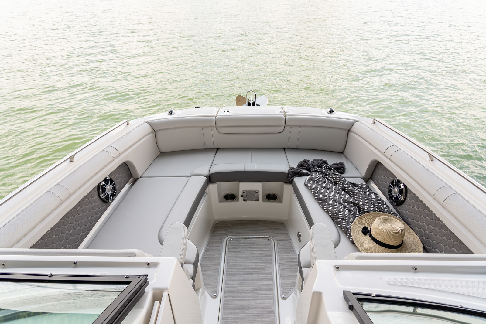 sea-ray-290-sundeck-outboard-bowrider