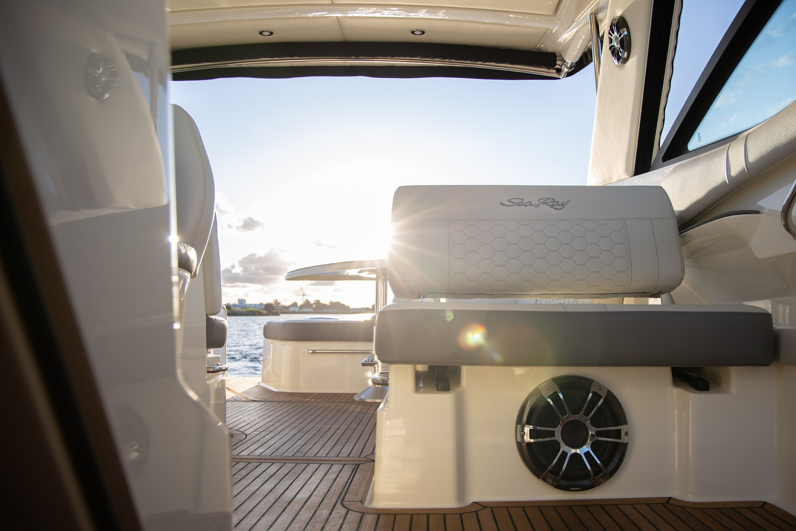 sea-ray-320-sundancer-outboardercockpit-lautsprecher