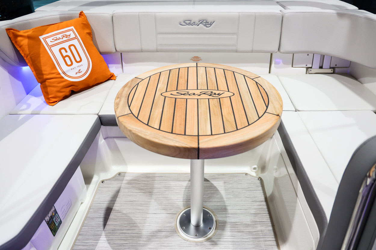sea-ray-230-spx-cockpit