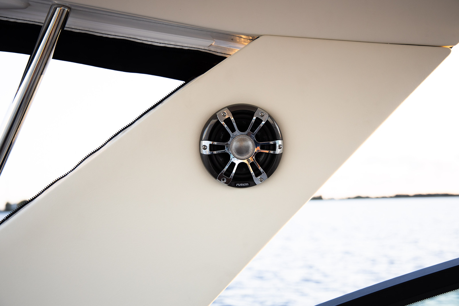 sea-ray-320-sundancer-cockpit-lautsprecher