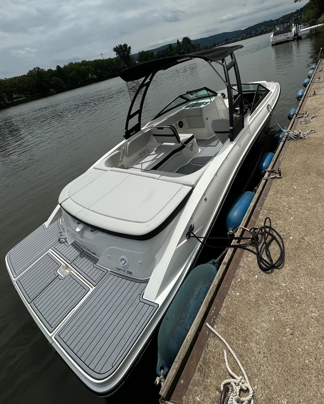 sea-ray-gruehn-koblenz-210-spxe-mit-tauer-2023-neuwertig