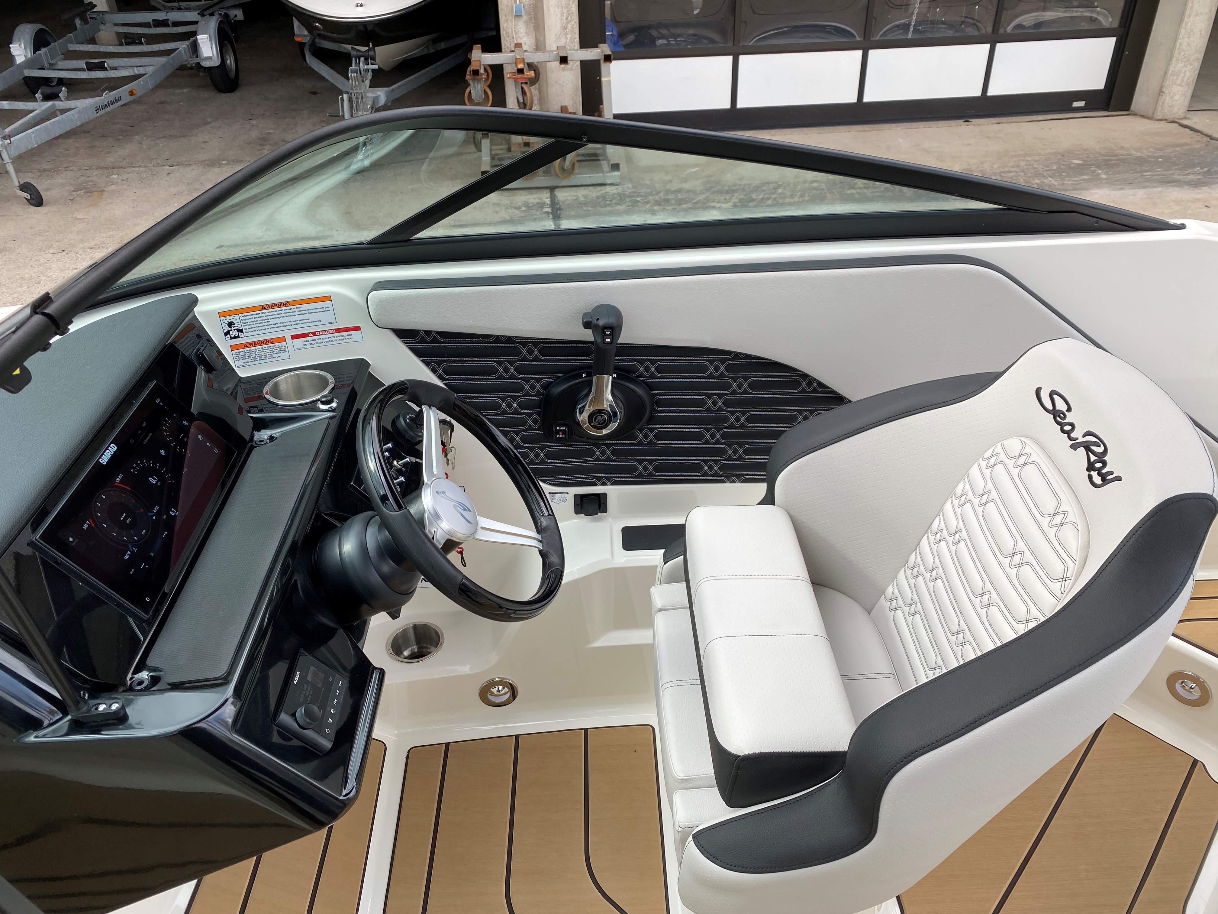 sea-ray-190-spoe-gruehn-simrad-fusion-mercury-steuerstand
