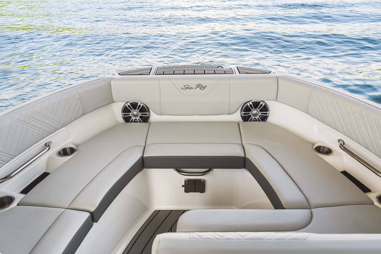 sea-ray-2026-sdoe-230-grey-gruehn-bugpolster-seadek