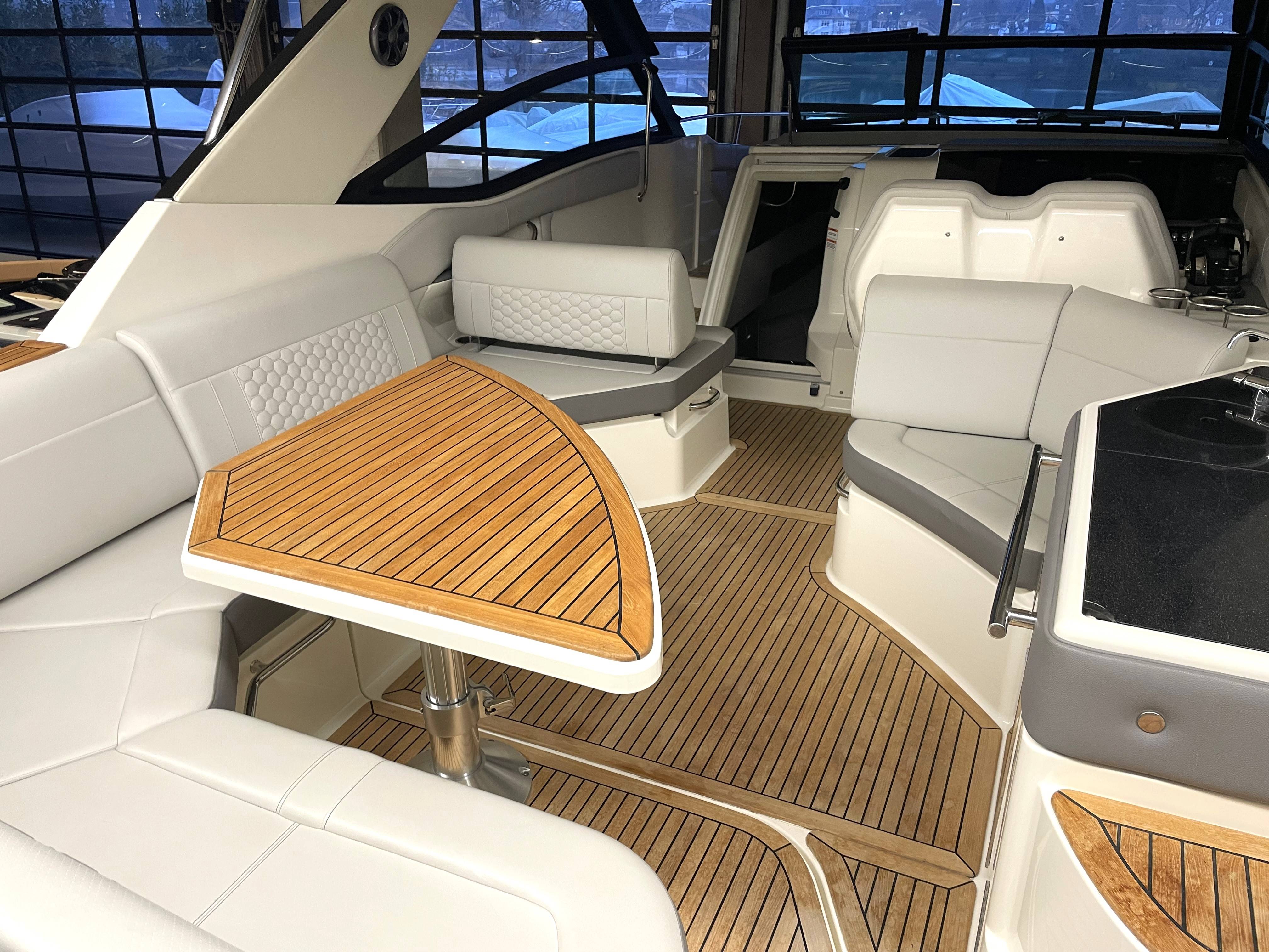 sea-ray-320-sundancer-cockpittisch