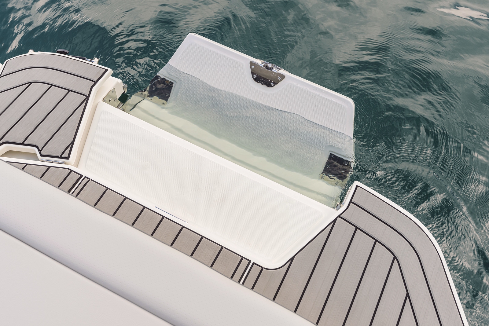 2025-seadeck-stone-mercruiser-mauelle-unterwasser-badeplattform-250-sdxe-gruehn