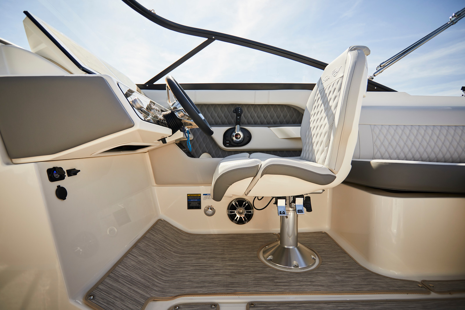 sea-ray-sportboot-250-slxe-cockpit
