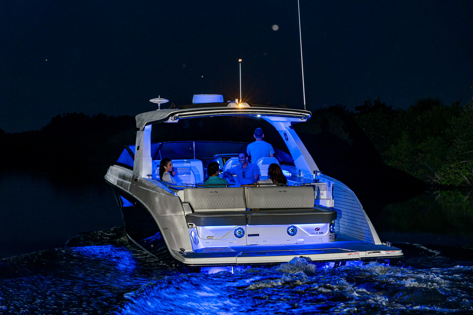 sea-ray-400-slx-auáenbeleuchtung-boote-gruehn
