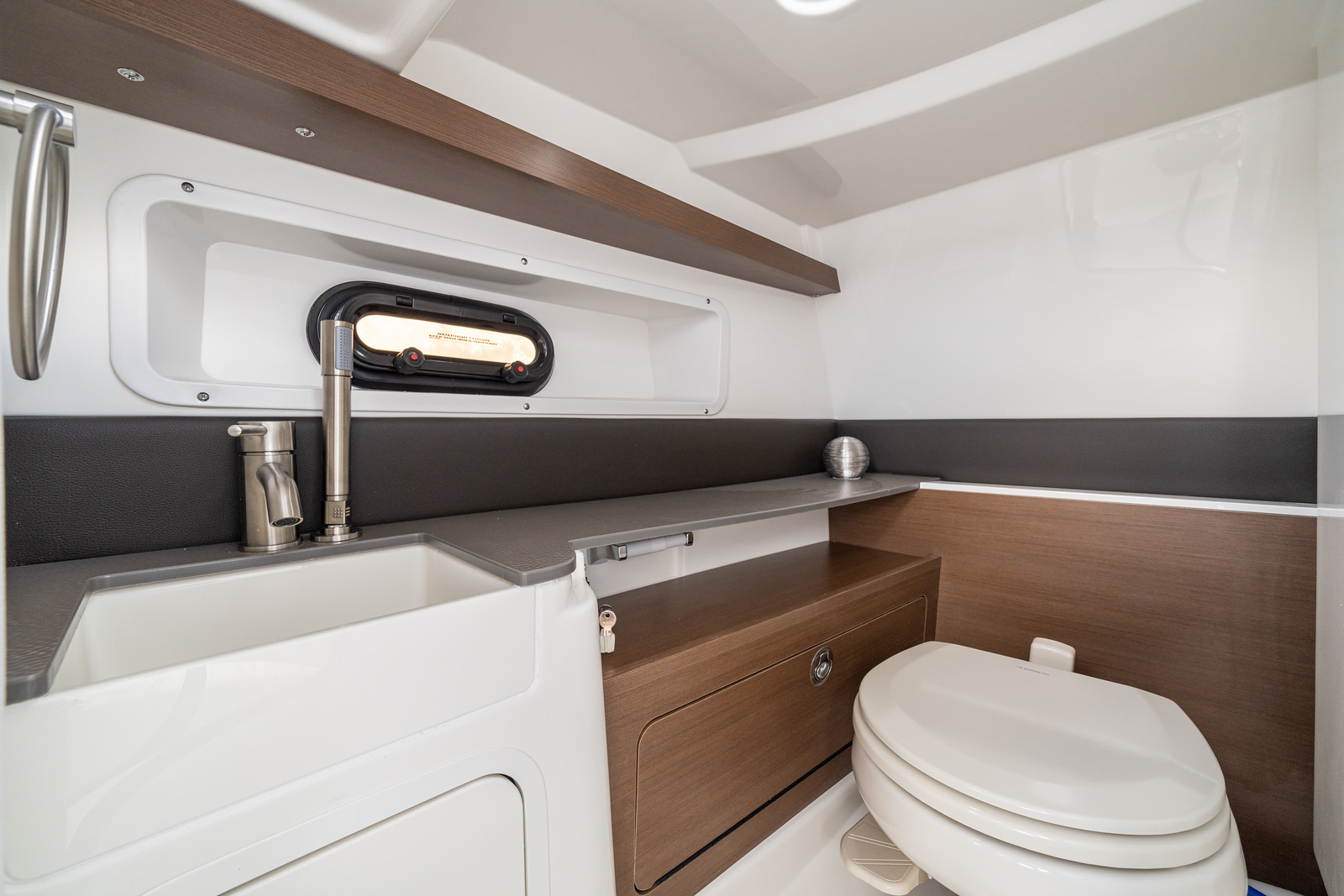 sea-ray-290-sdx-sundeck-sportboot-toilettenkabine