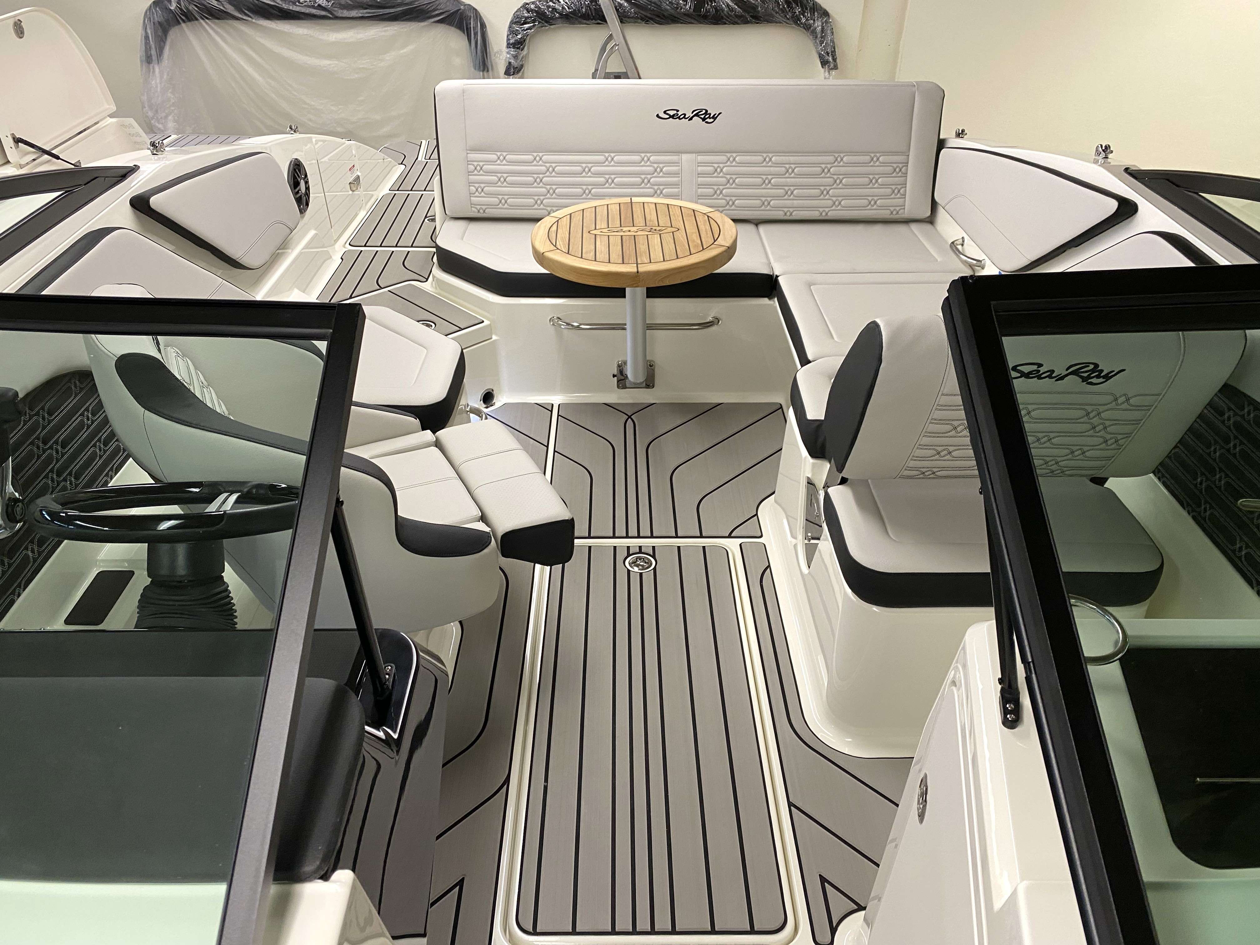 sea-ray-210-spxe-2026-teak-tisch-seadek-stone-grau-wasserskikasten