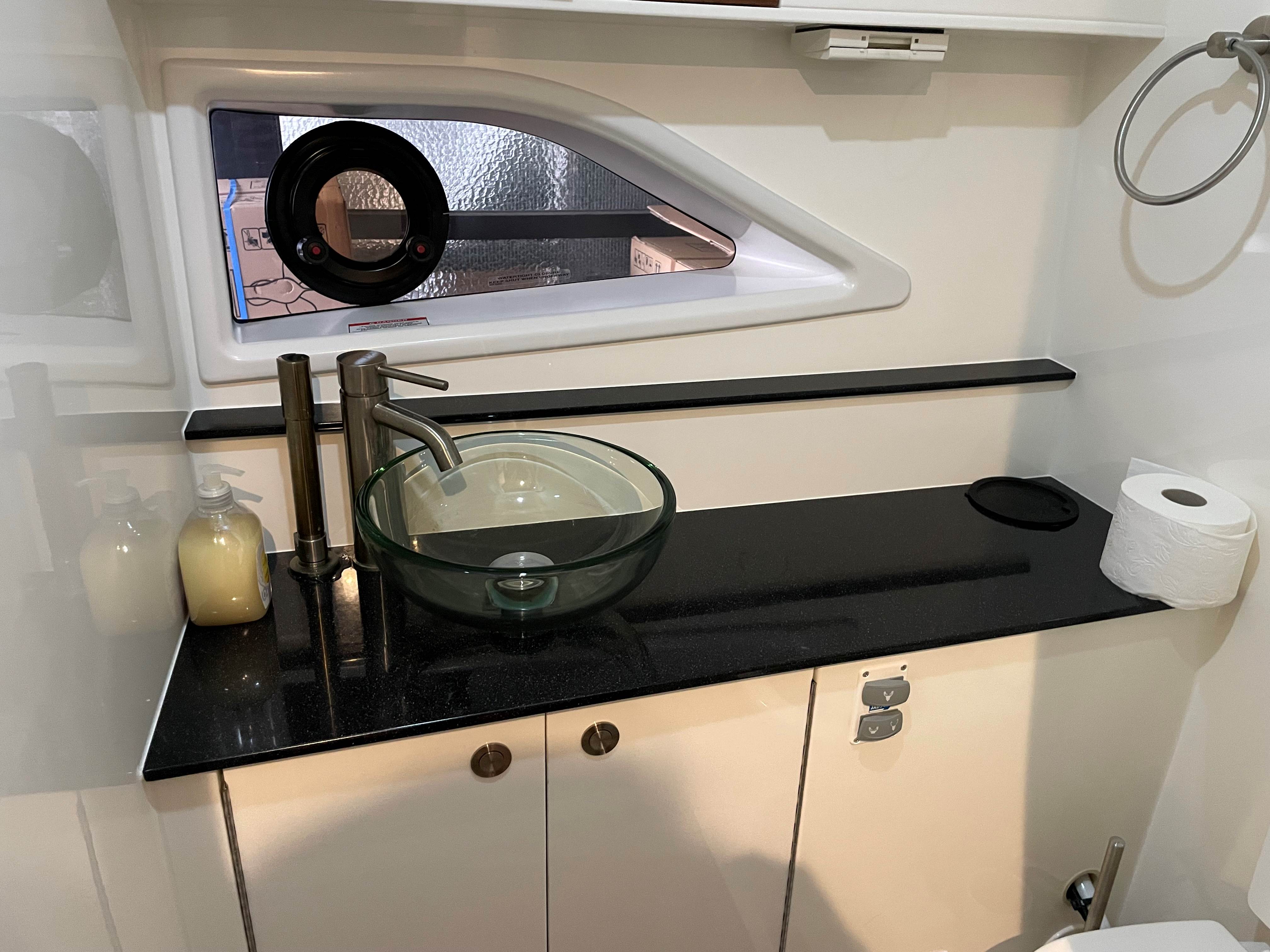 sea-ray-320-sundancer-koblenz-mit-abgetrennter toilette