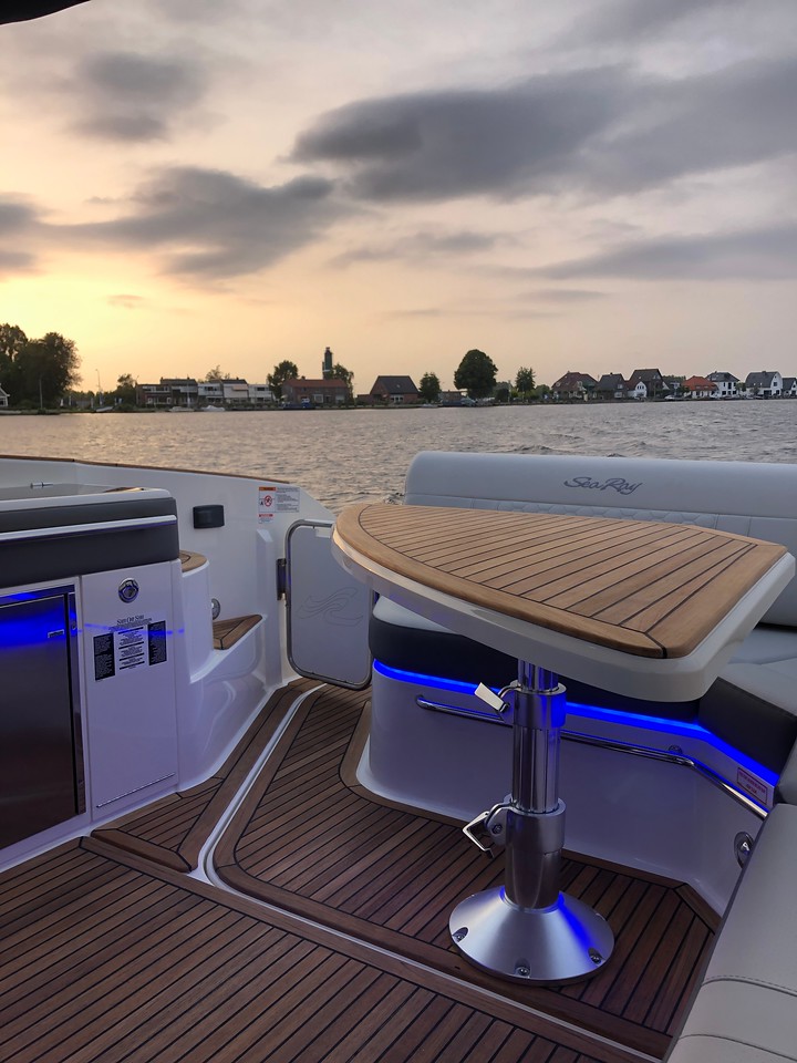 sea-ray-320-sundancer-cockpit-tisch-outboard