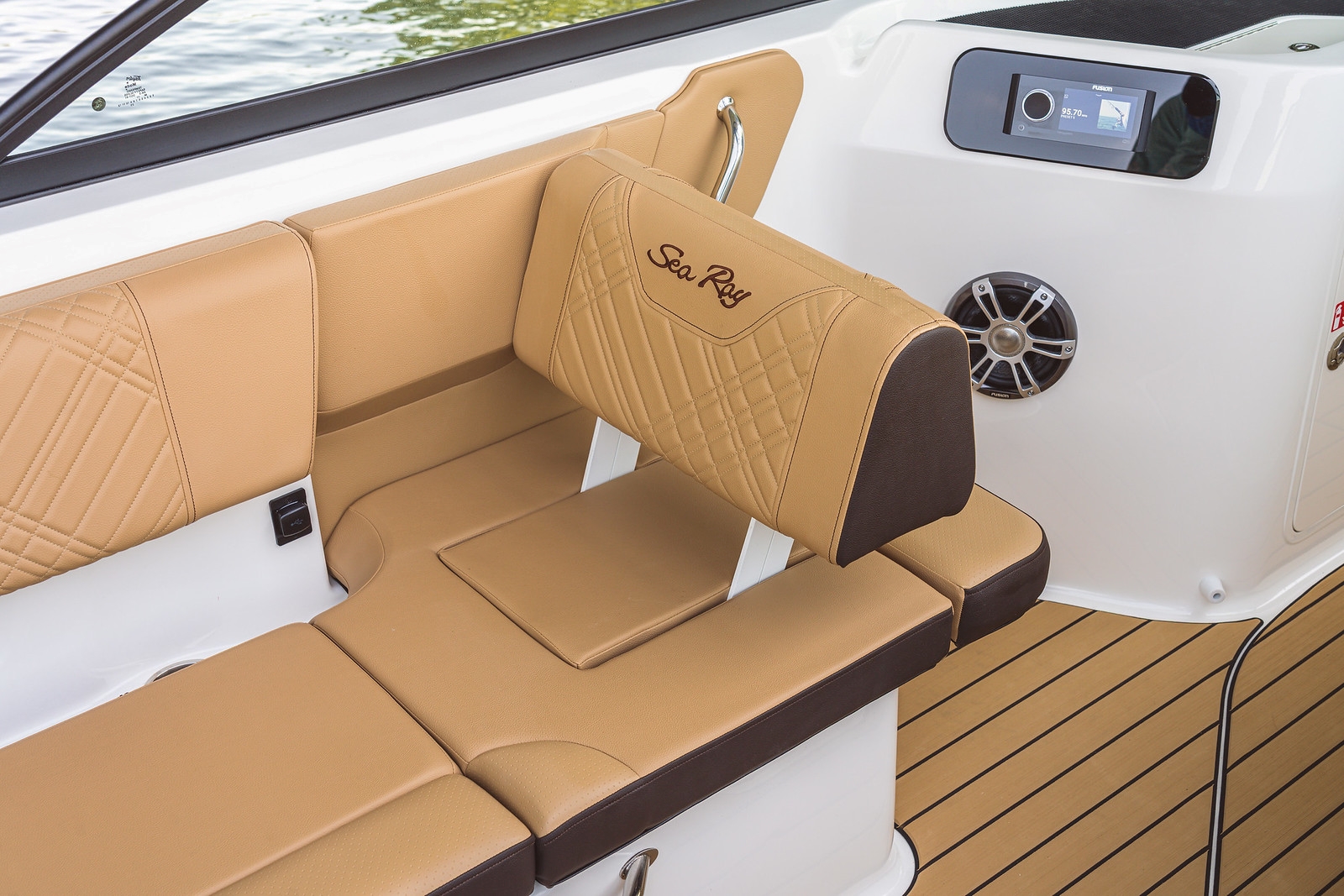 sea-ray-230-cockpit-12v-liegeflaeche-radio-lautsprecher-gruehn