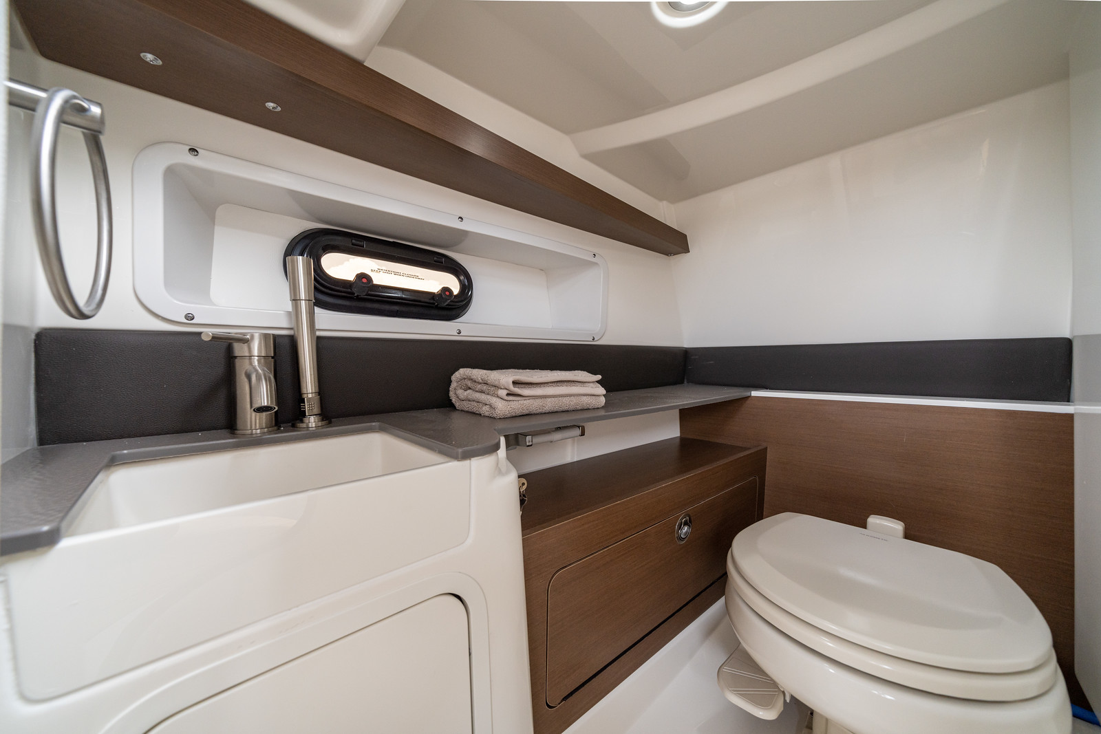 sea-ray 290-sdx-sundeck-toilettenkabine