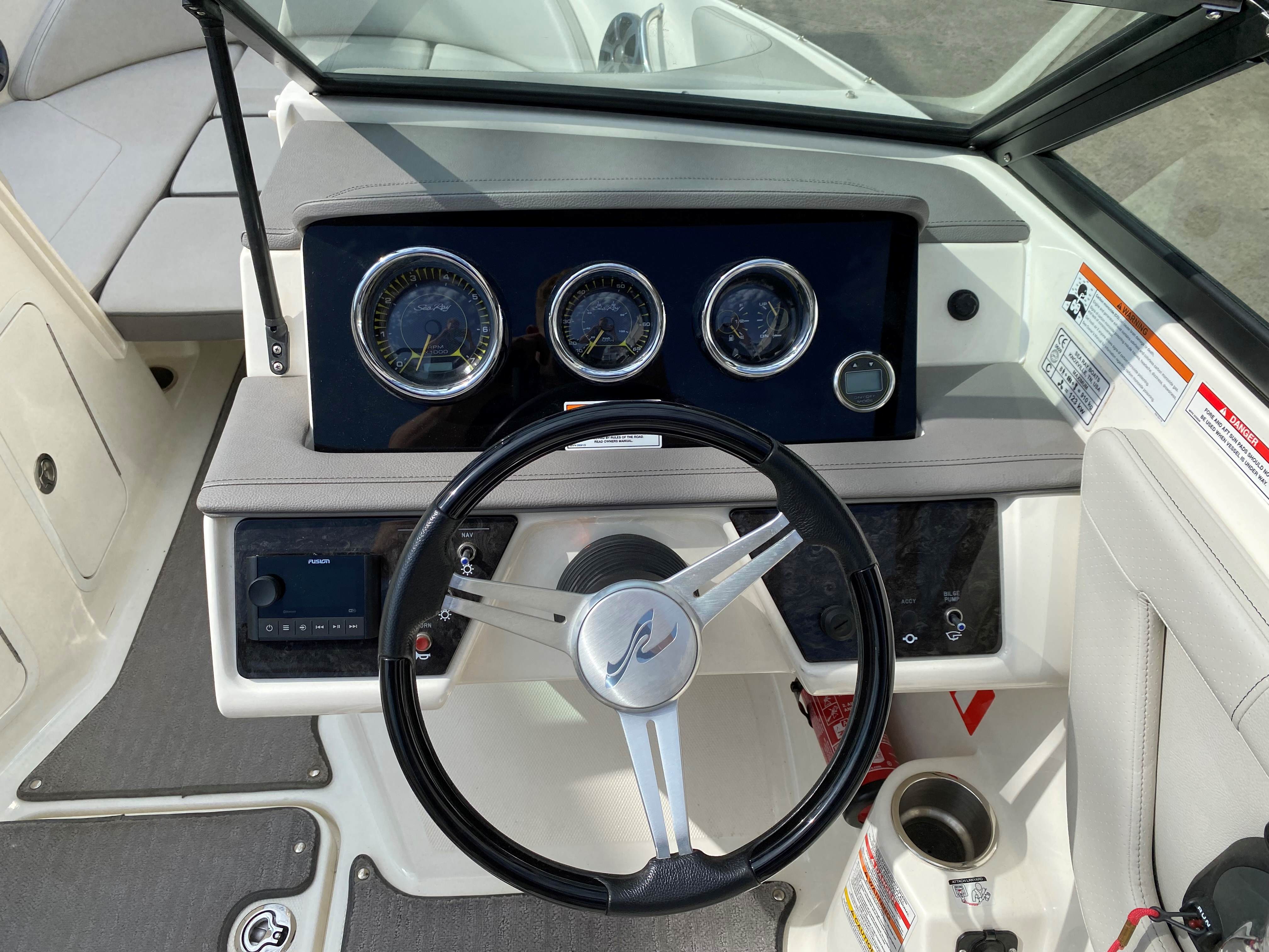 sea-ray-190-fusion-instrumente-motorboot-gruehn-koblenz-boote