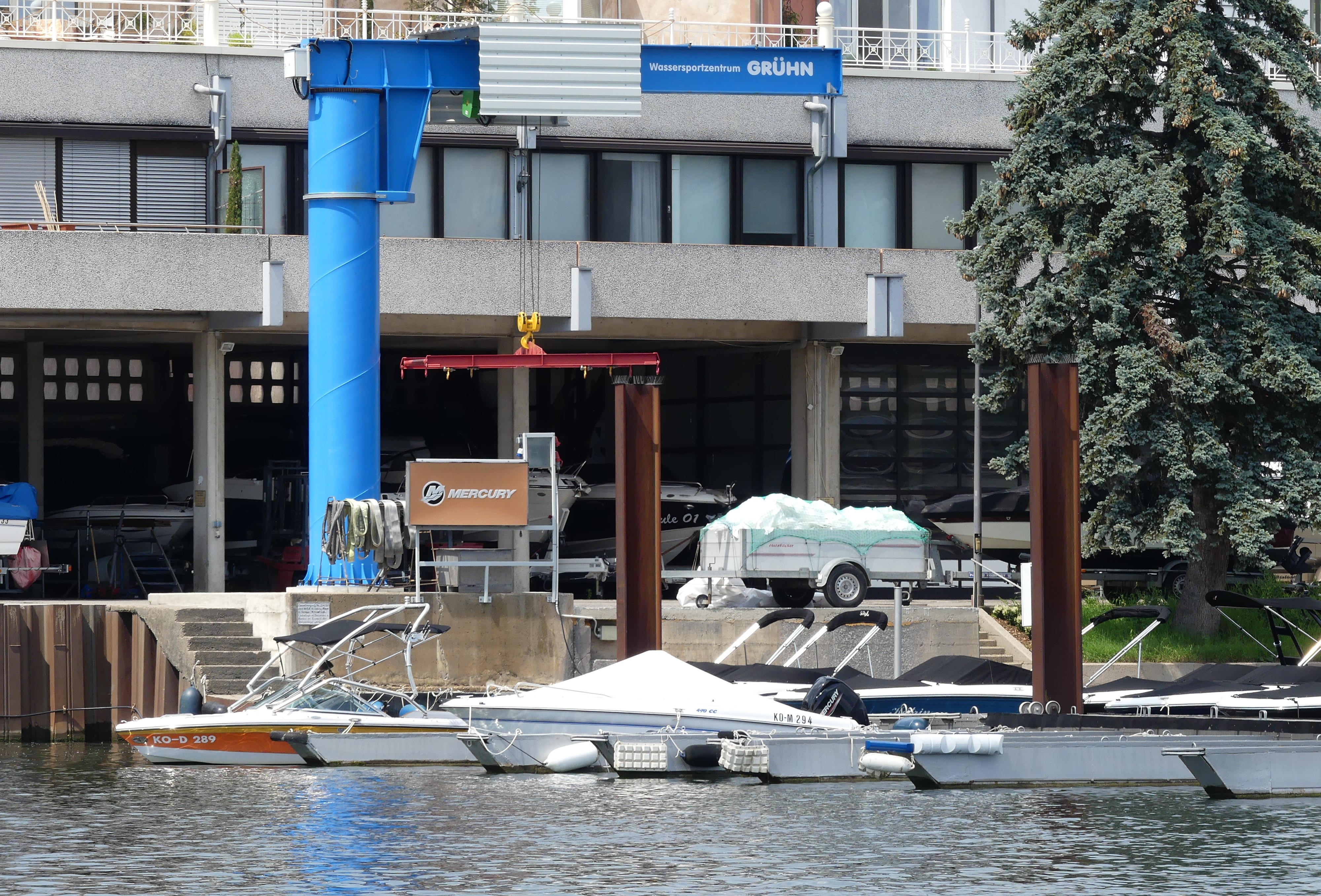 boote-gruehn-an-der-mosel-koblenz
