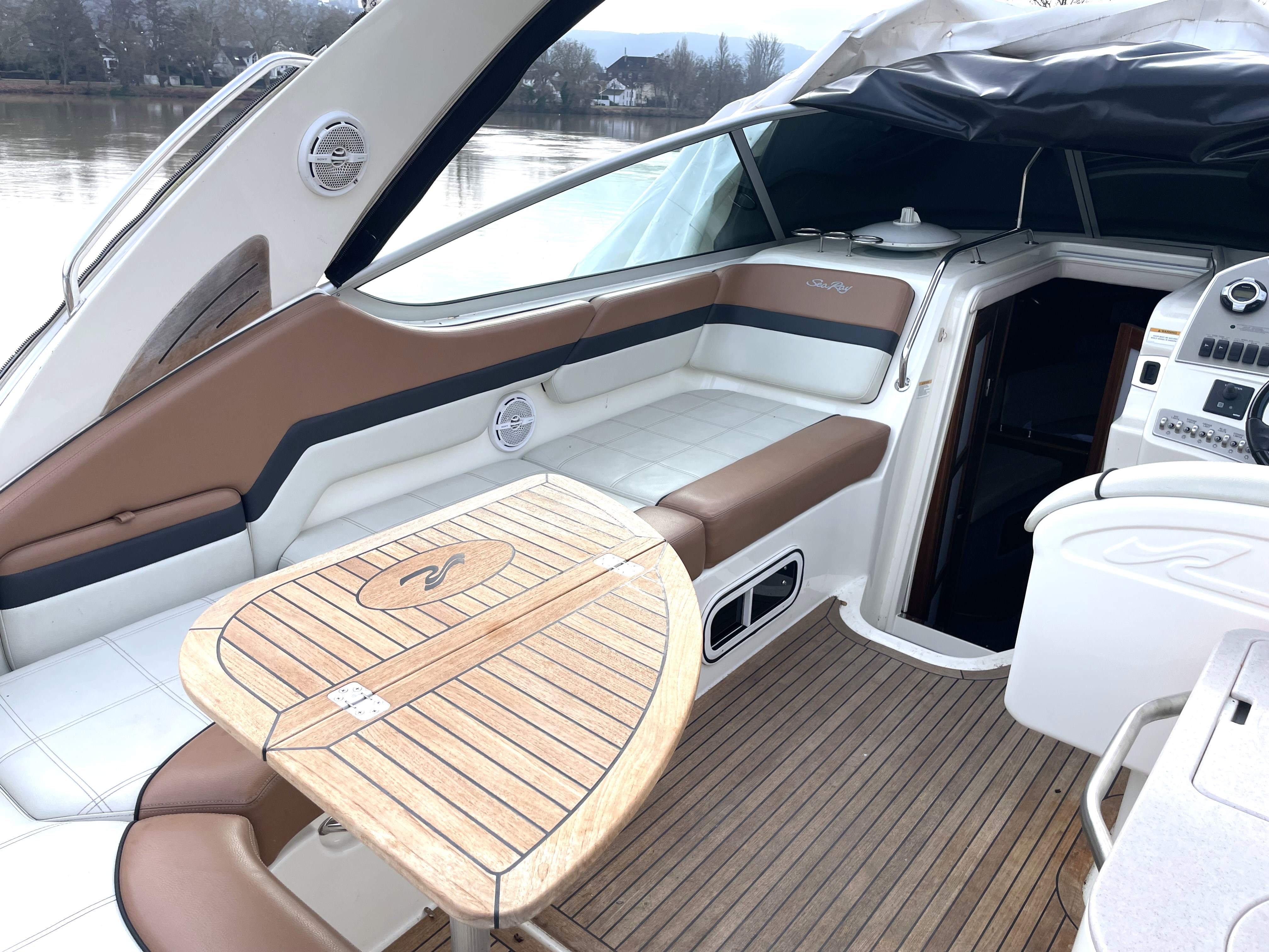 sea-ray-305- koblenz-grbauchtboot-mit-kabine