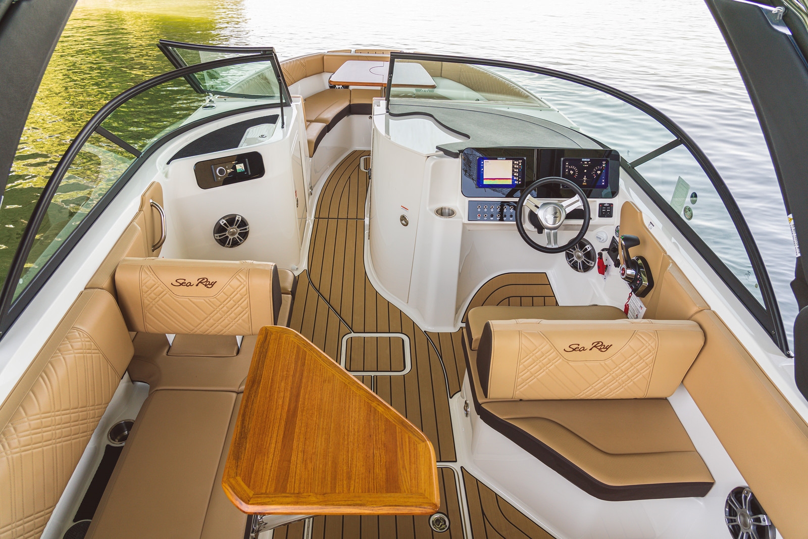 sea-ray-simrad-digital-bowrider-gruehn-230-motorboot