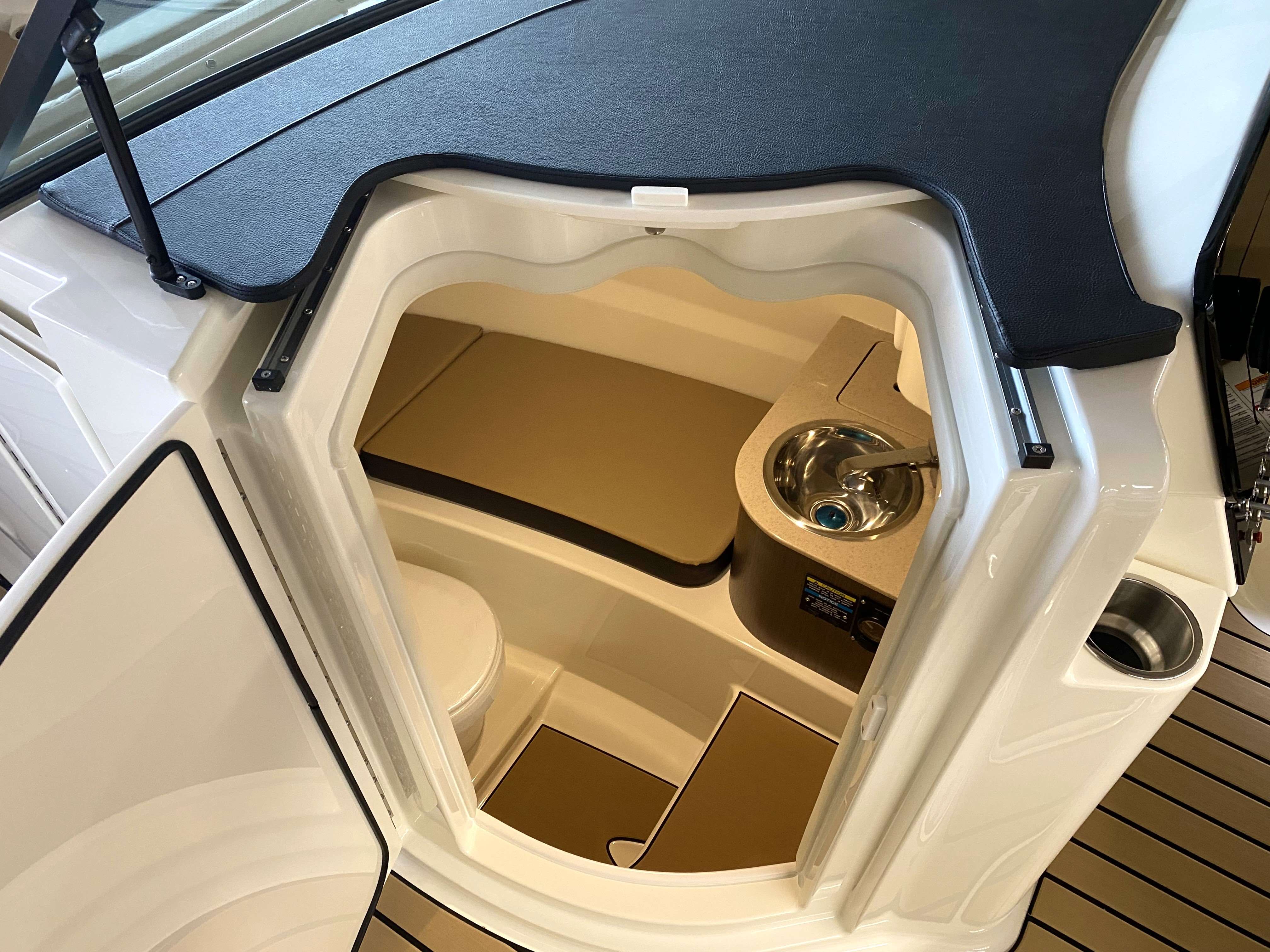 sea-ray-wassersportzentrum-gruehn-250-2026-neu-motorboot-toilette-kabine-wc-waschbecken-schwarzwasser-tank
