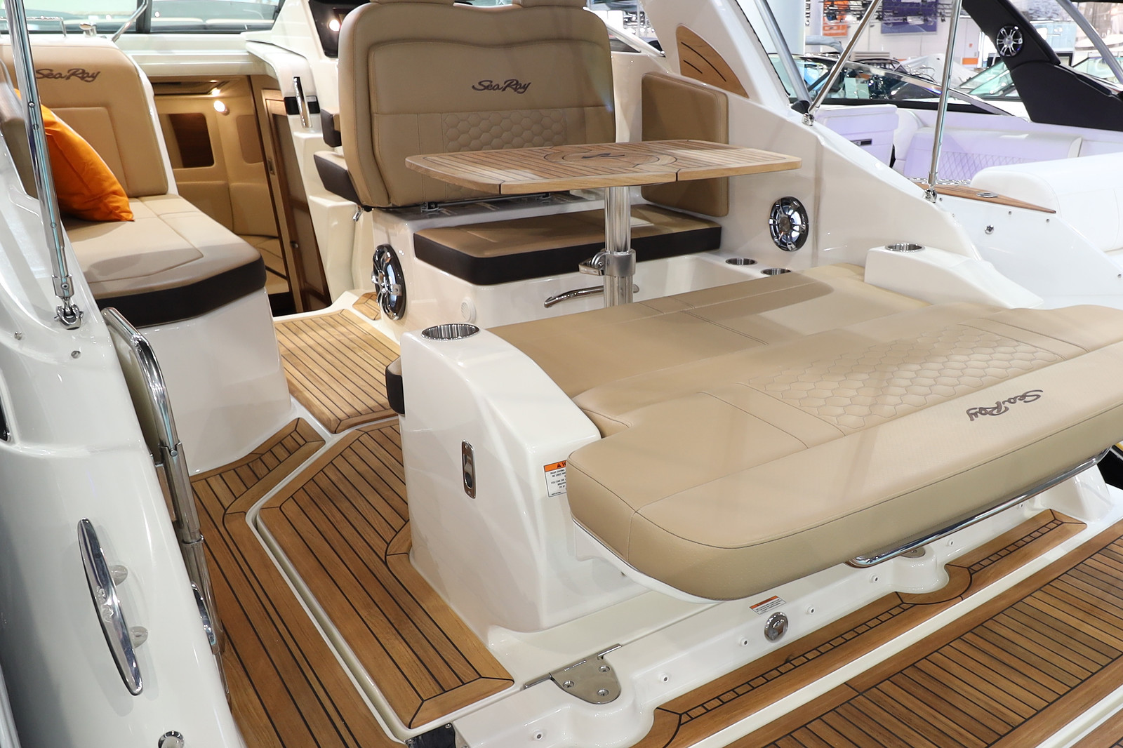 sea-ray-265-sundancer-sportboot-cockpit
