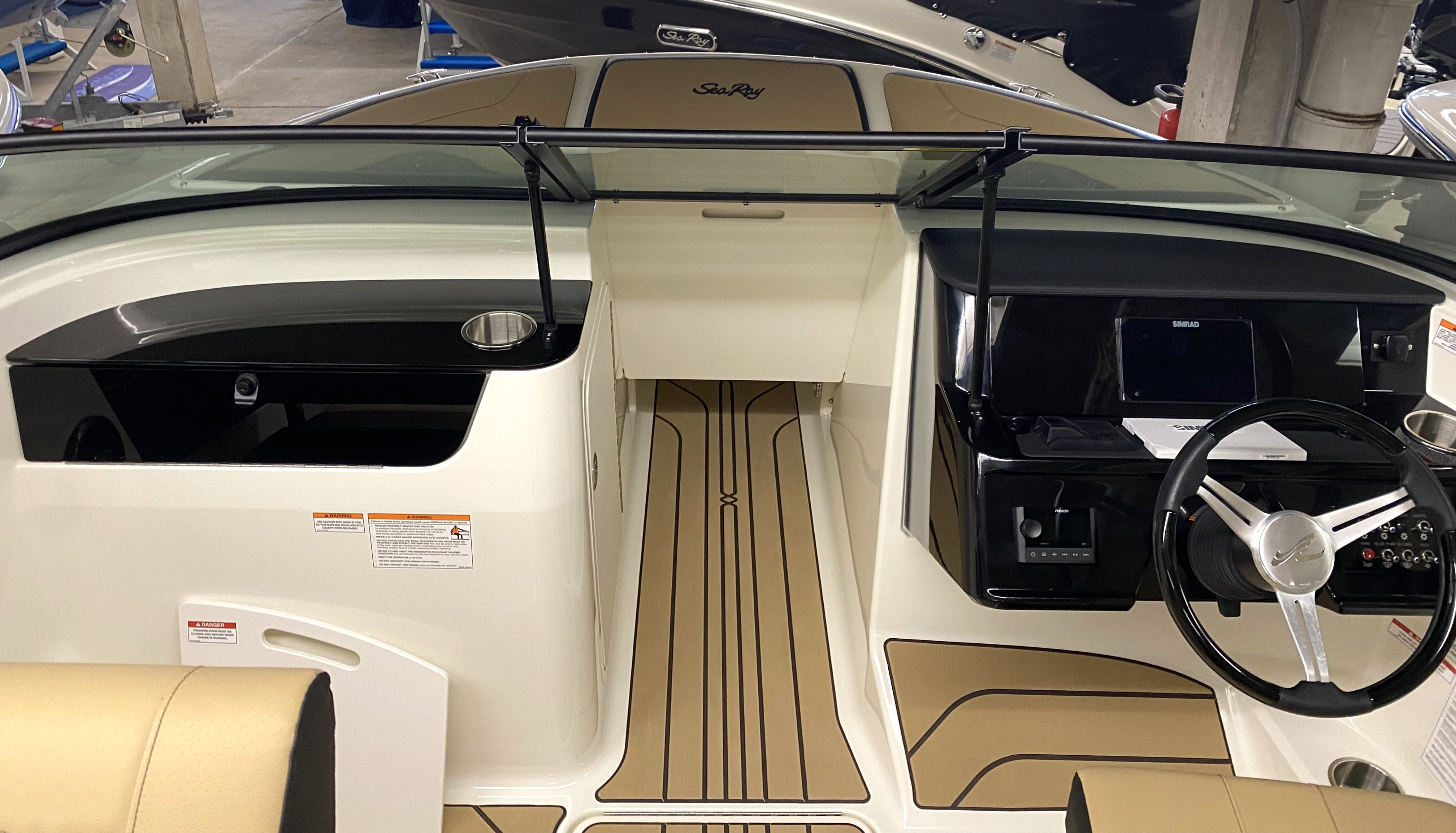 sea-ray-190-bowrider-geschlossen-spxe-dune-seadek-boden-boot-beige