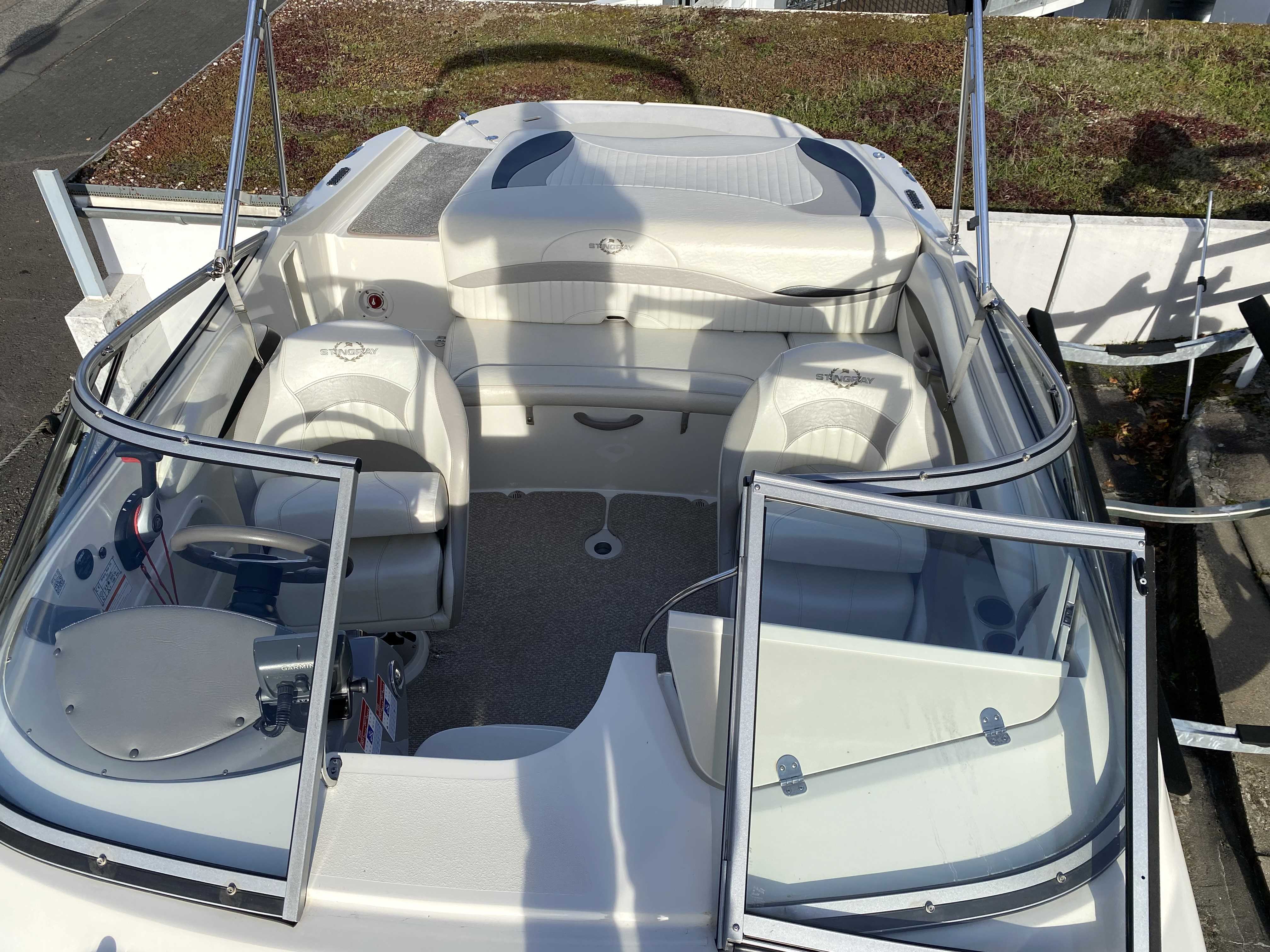stingray-cockpit-heck-bemini-gruehn-boote-gebraucht
