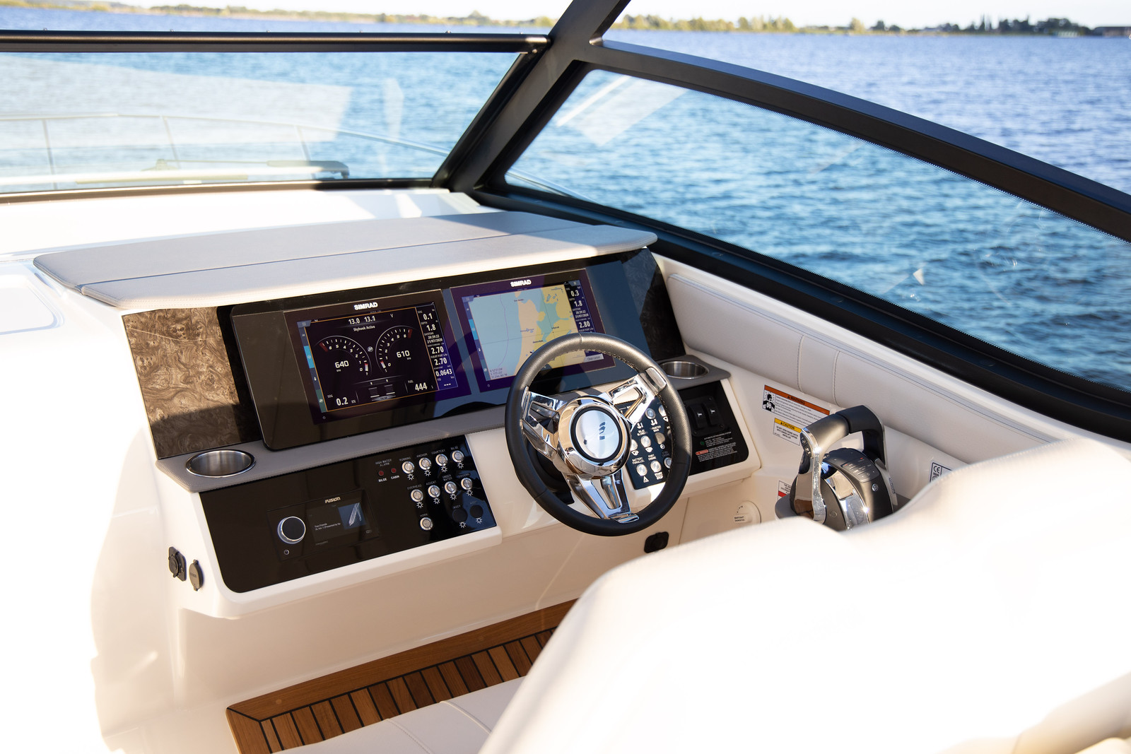 sea-ray-320-sundancer-outboarder-steuerstand-motorboot