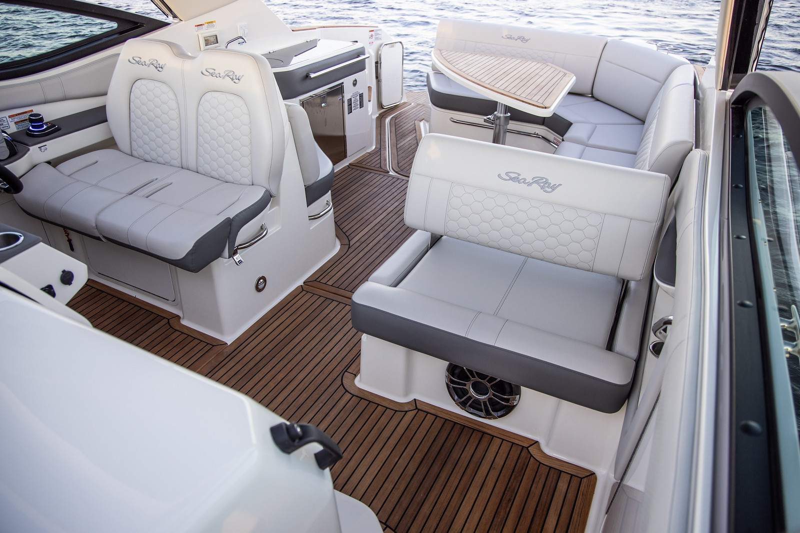 sea-ray-320-sundancer-cockpit