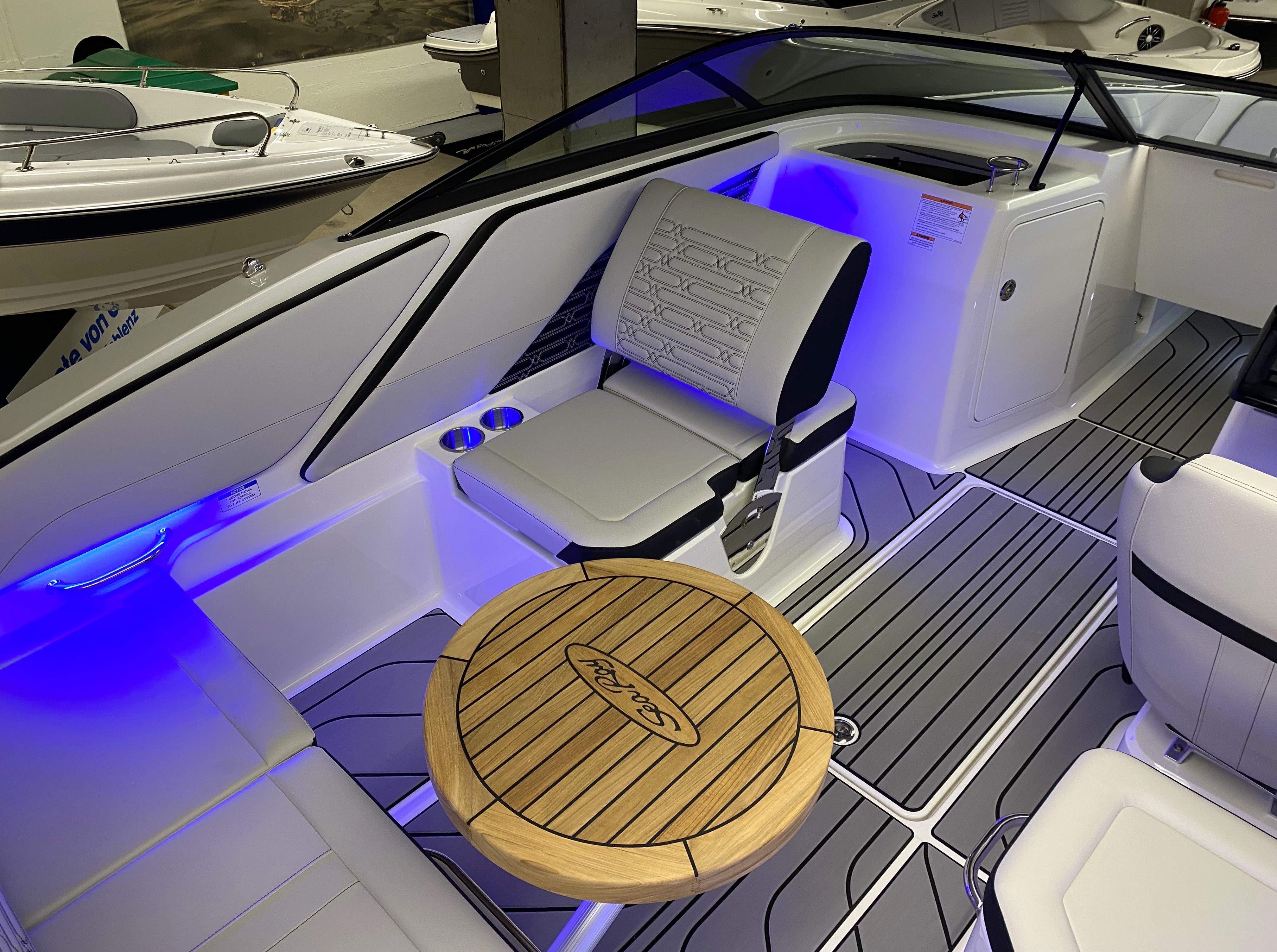 sea-ray-210-spxe-2026-blaues-led-teakholz-tisch-koblenz