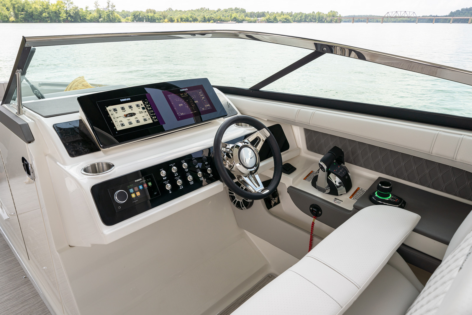 sea-ray-310-sxo-steuerstand-motorboot
