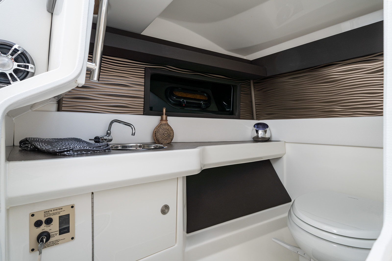 sea-ray-310-slx-toilettenkabine